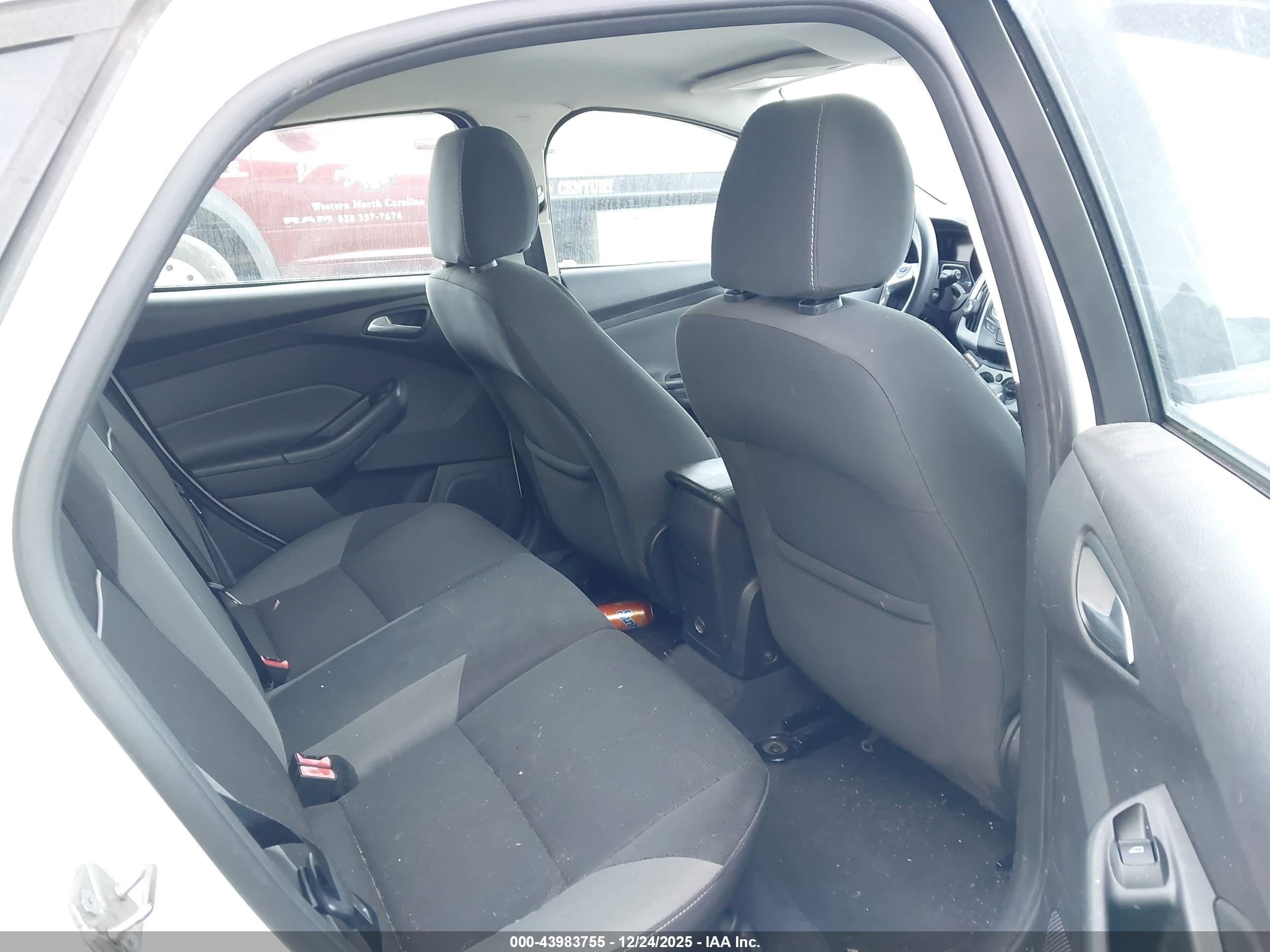 FORD FOCUS image 8