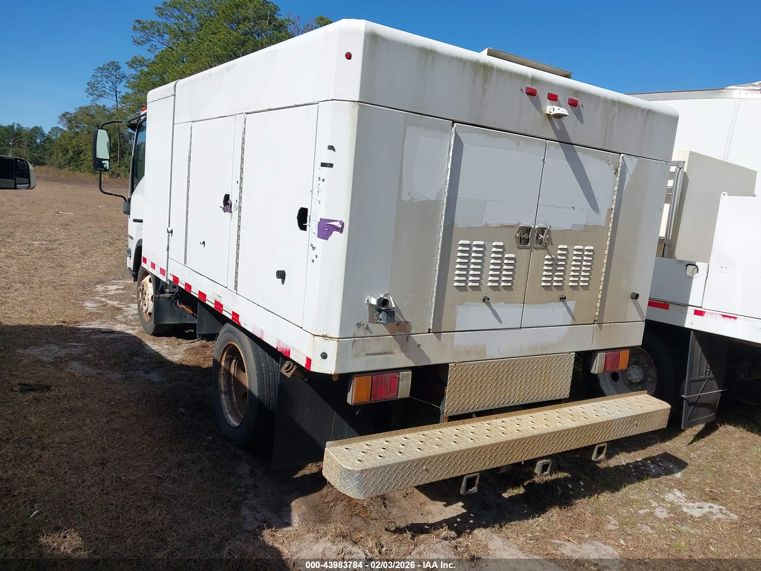 ISUZU NPR image 3