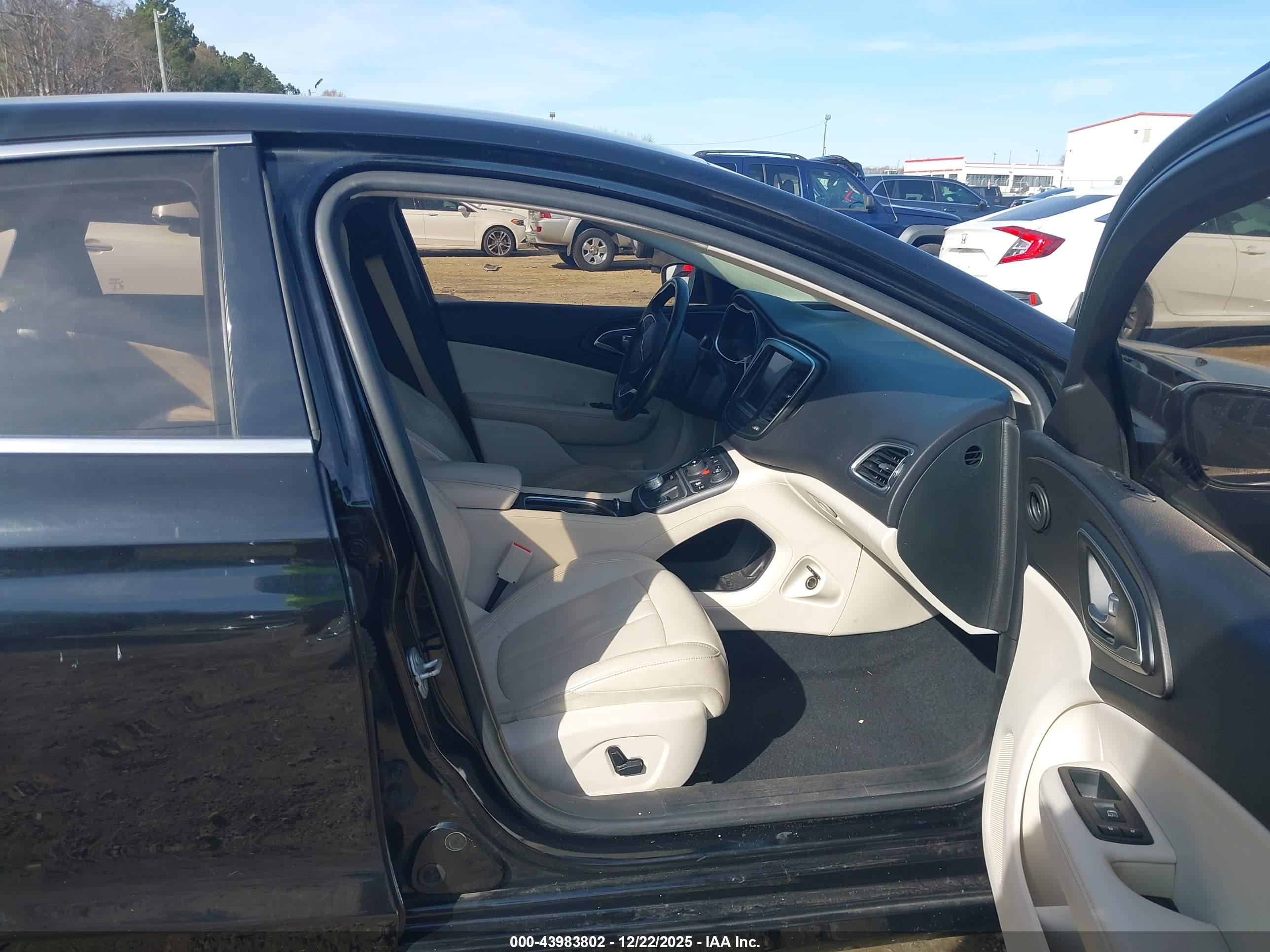 CHRYSLER 200 image 5