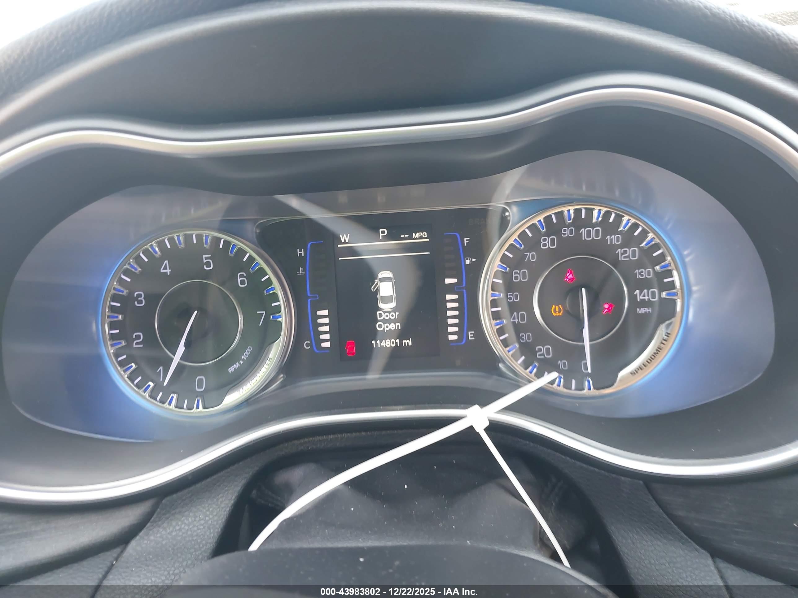 CHRYSLER 200 image 7