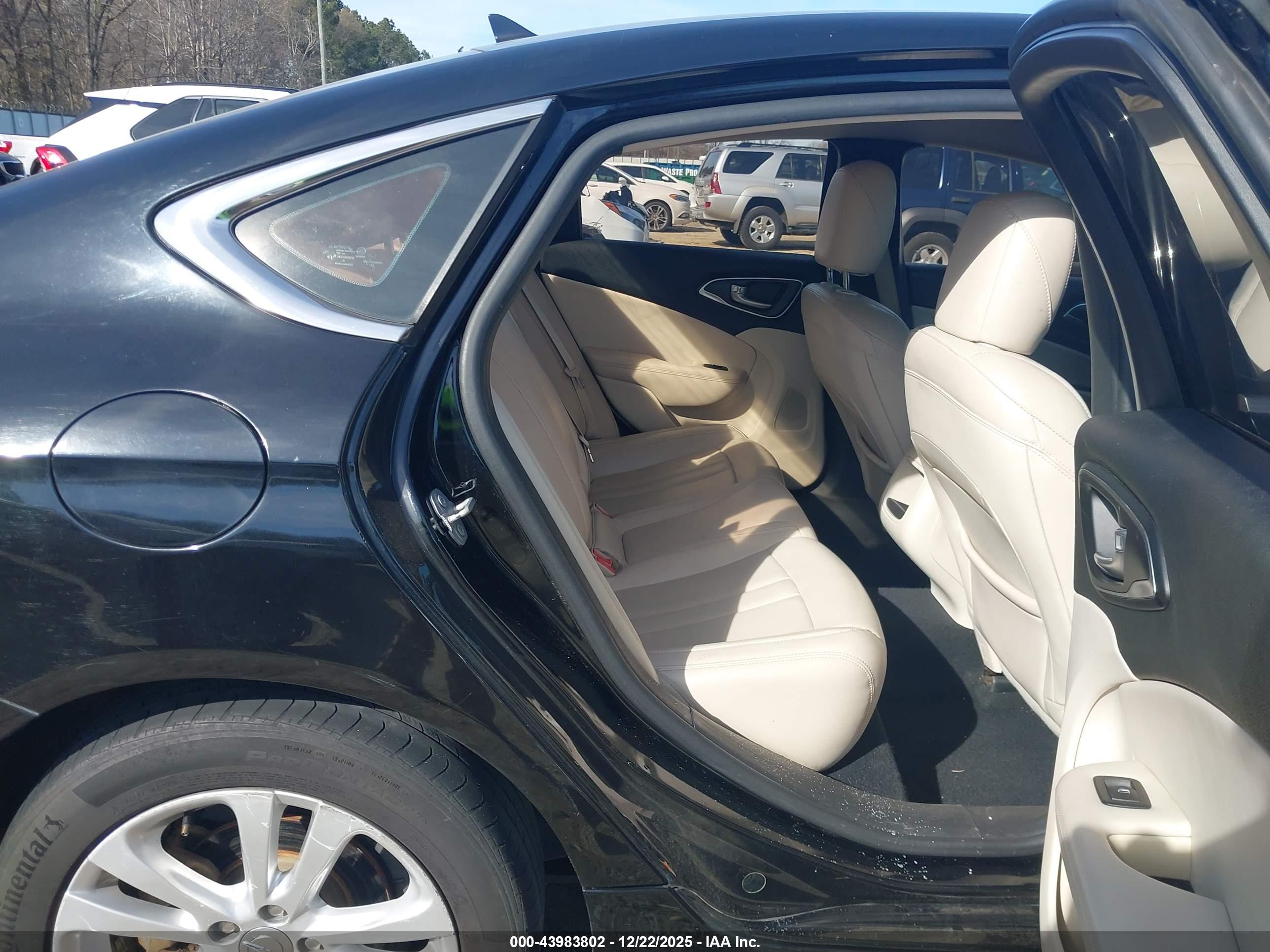 CHRYSLER 200 image 8