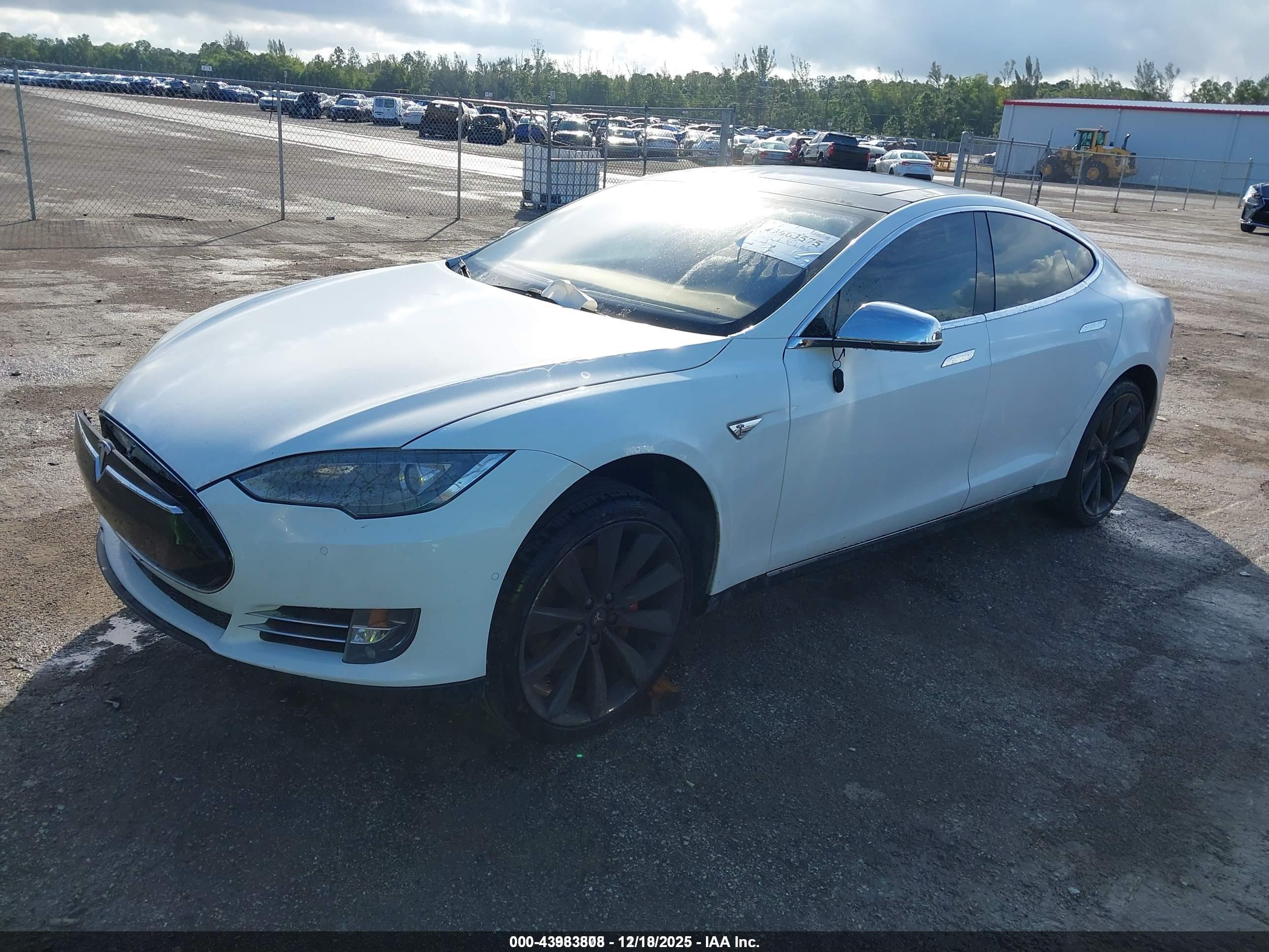 TESLA MODEL image 2