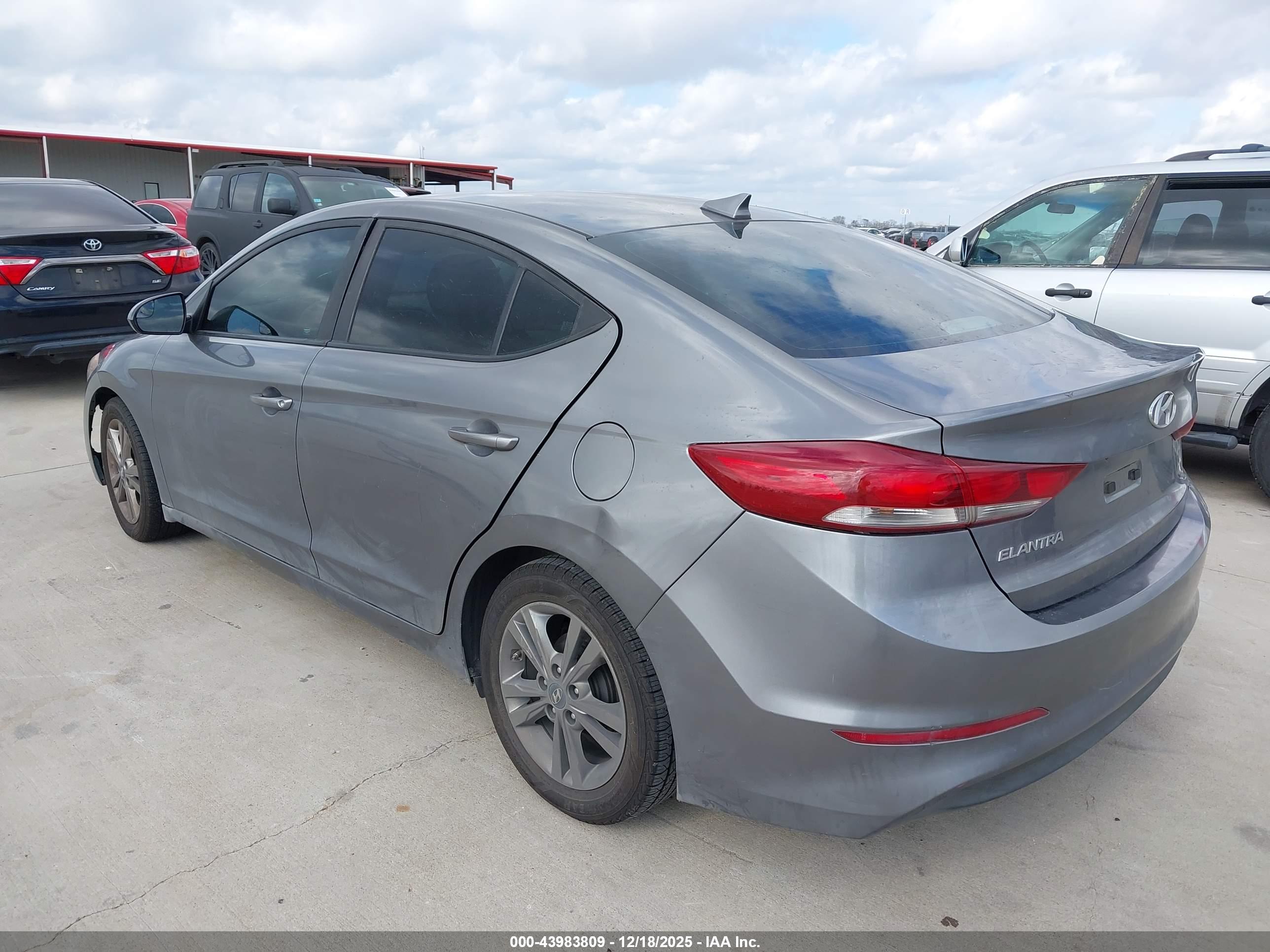 HYUNDAI ELANTRA image 3