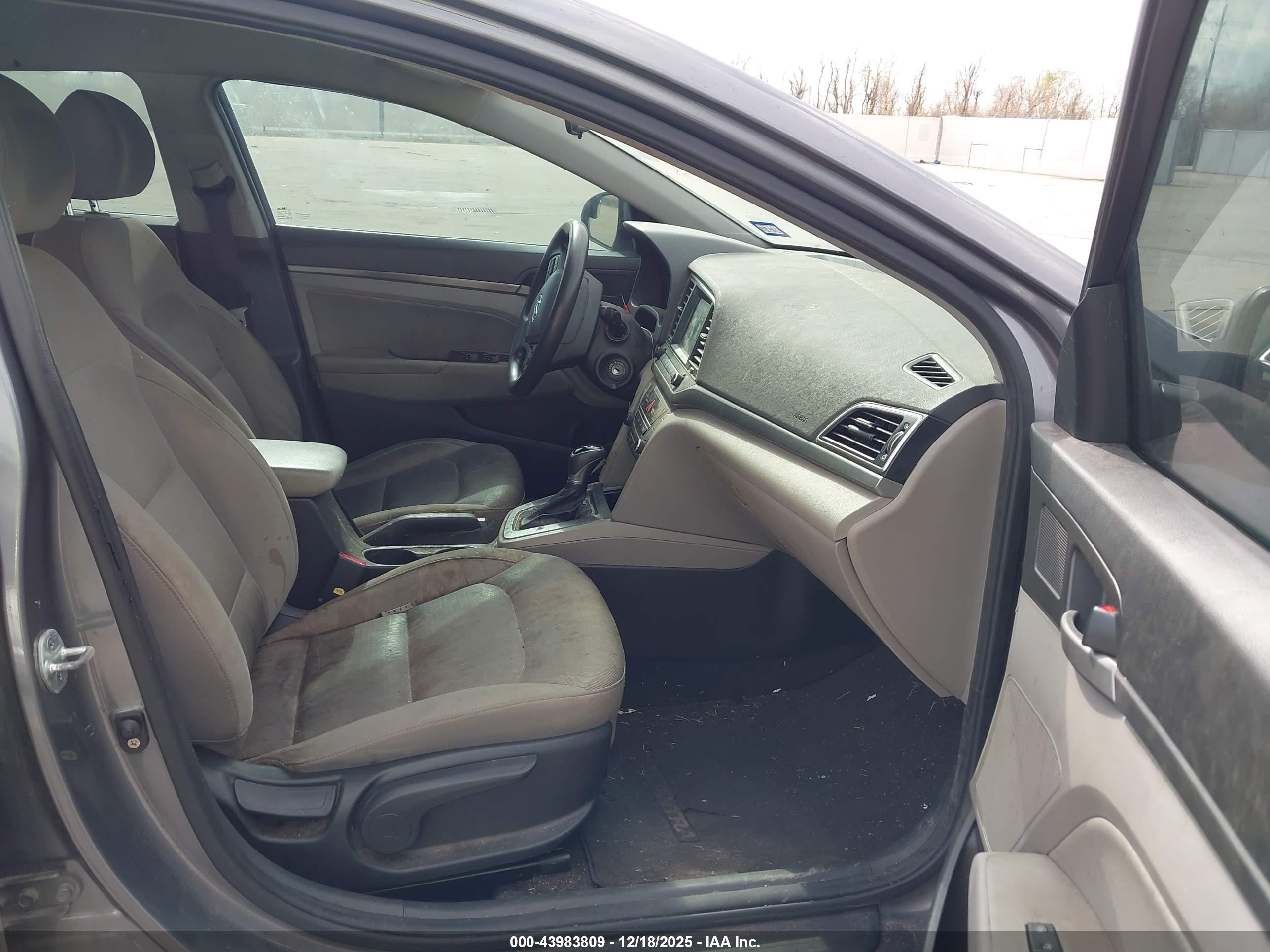 HYUNDAI ELANTRA image 5