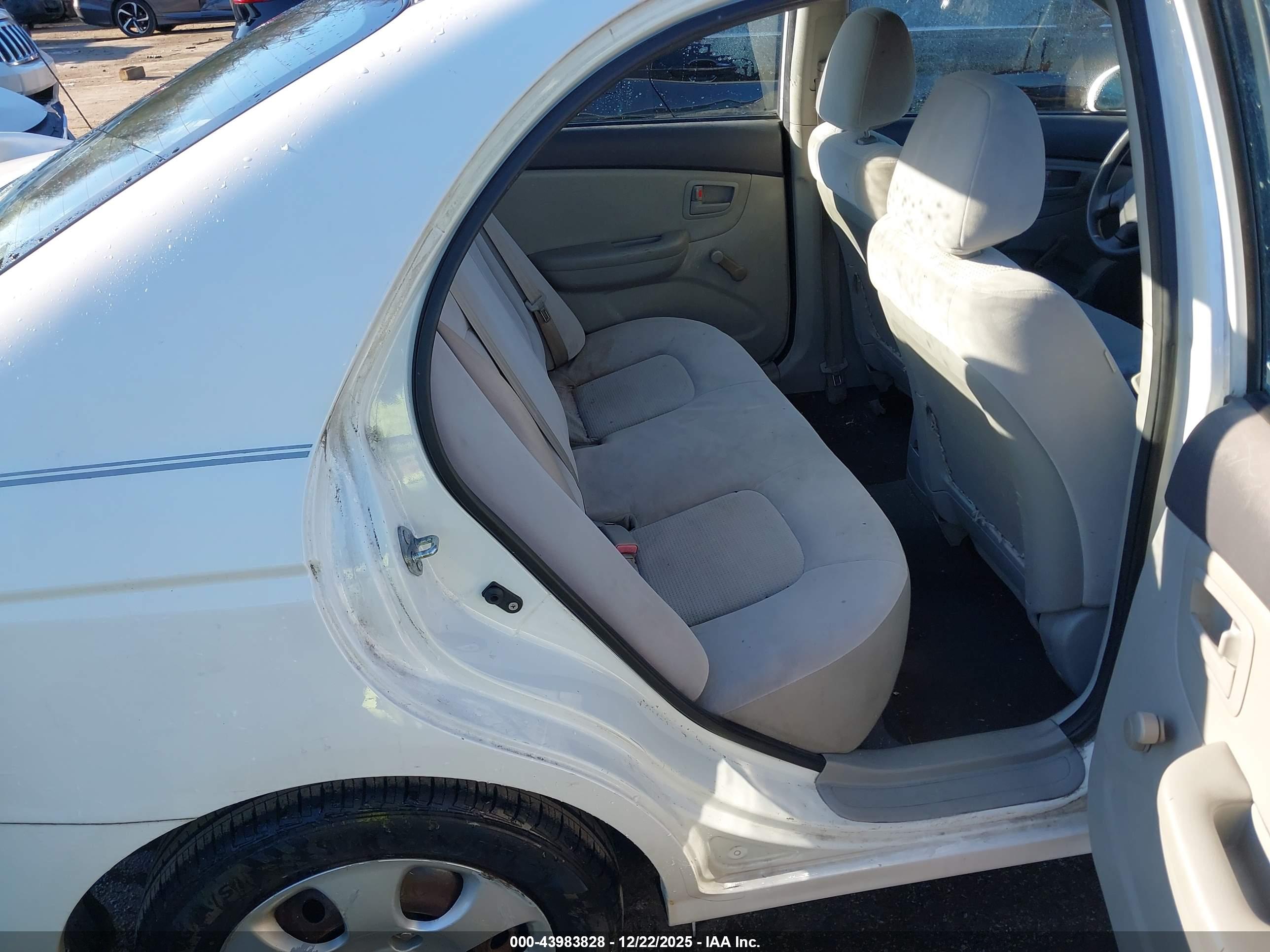 KIA SPECTRA image 8