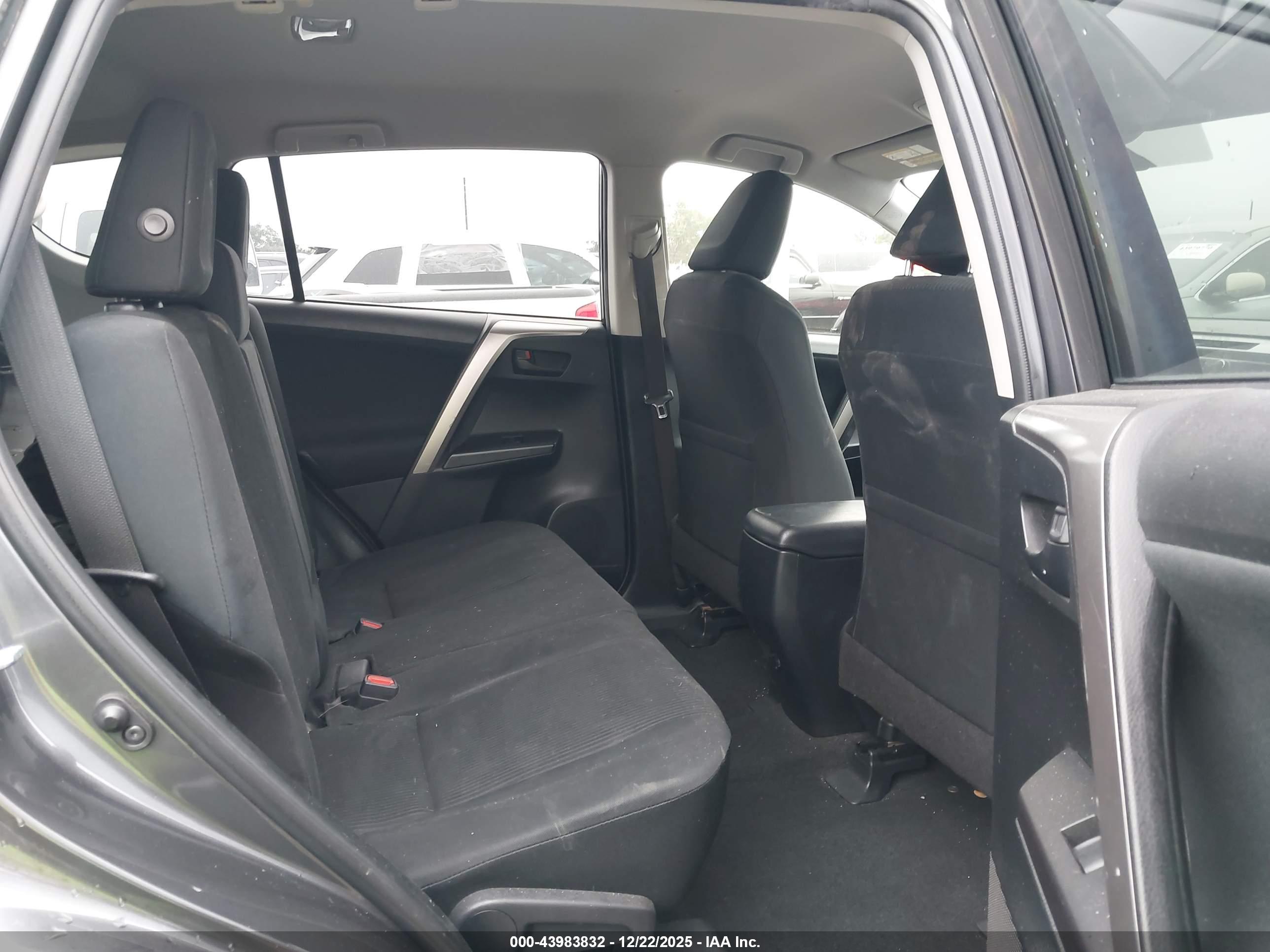 TOYOTA RAV4 image 8