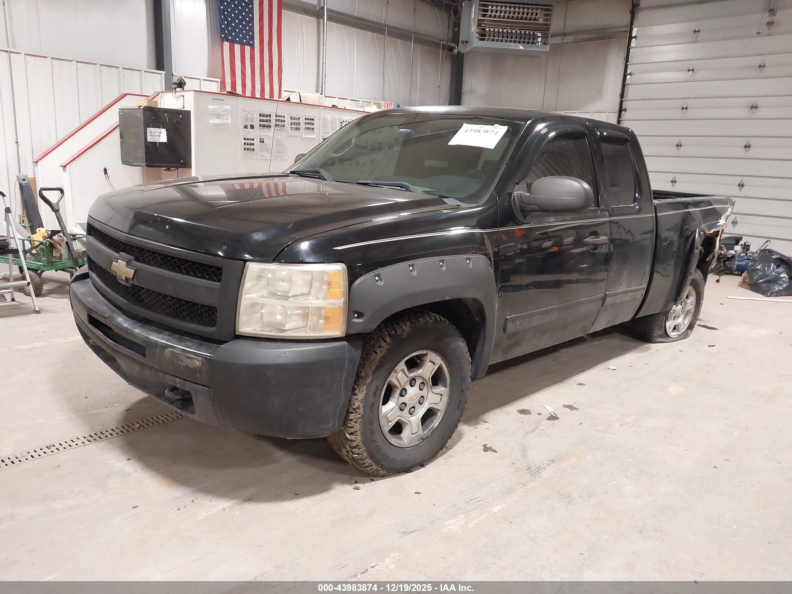 CHEVROLET SILVERADO image 2