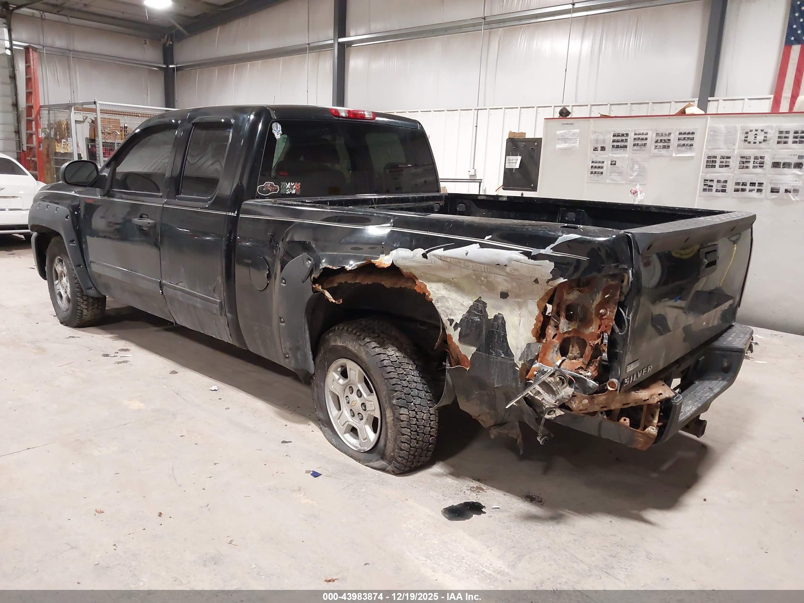 CHEVROLET SILVERADO image 3