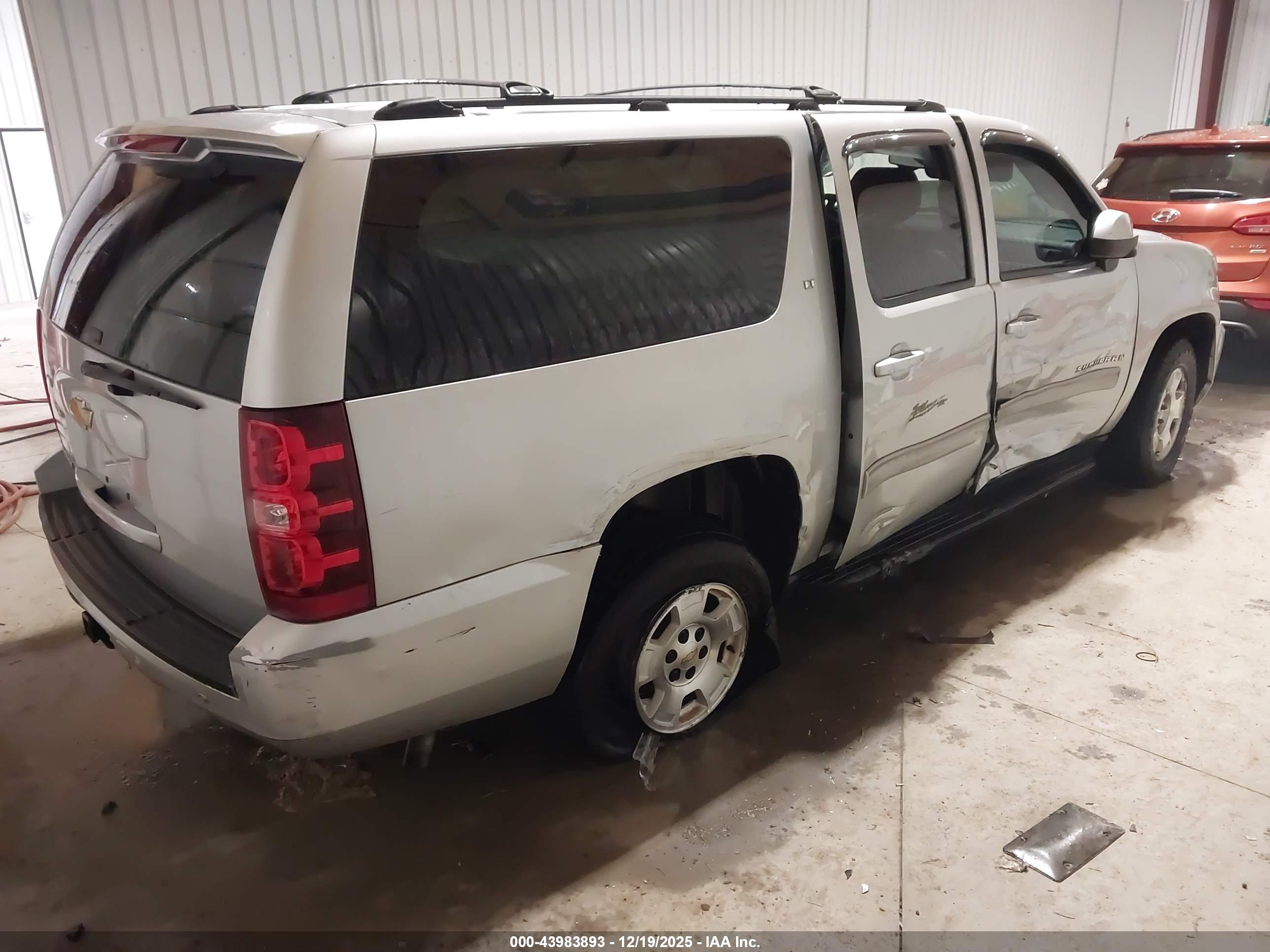 CHEVROLET SUBURBAN image 4