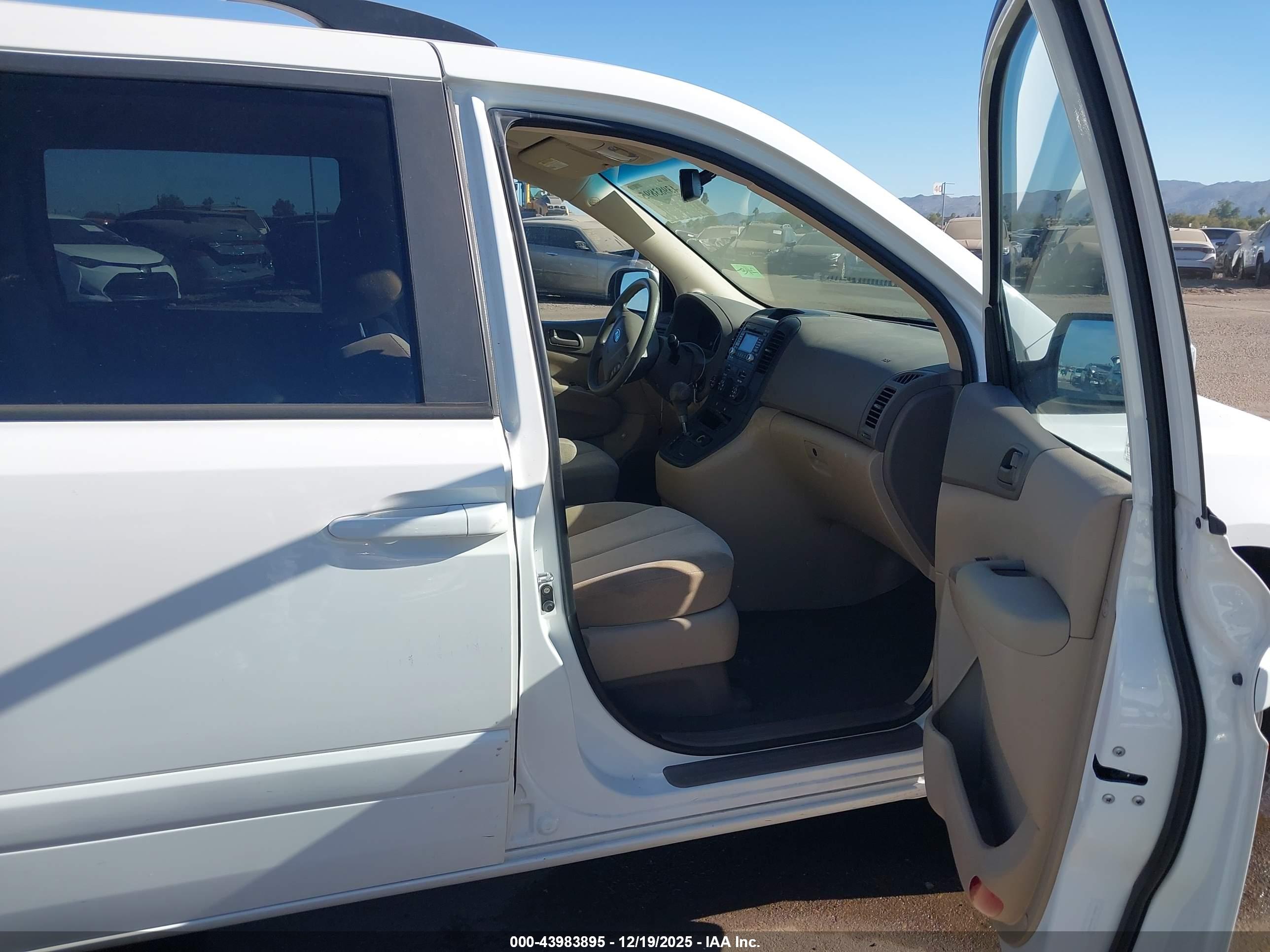 KIA SEDONA image 5