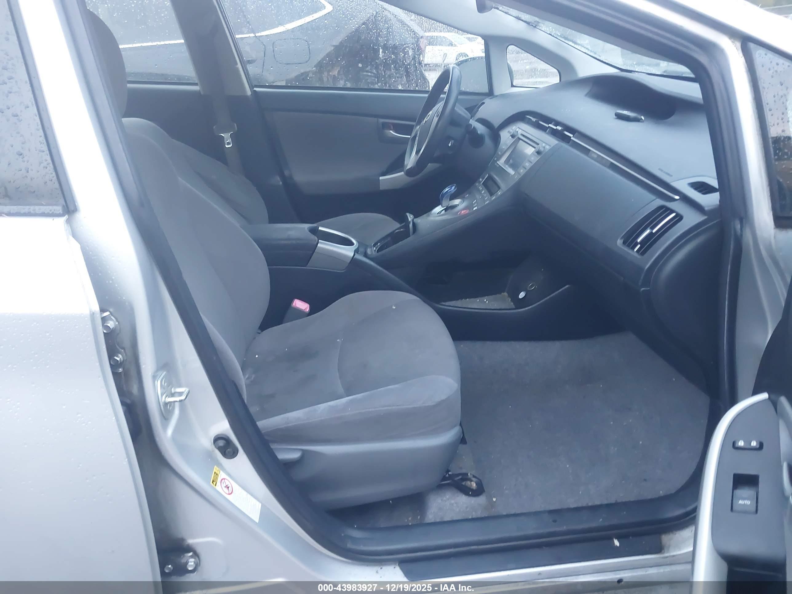 TOYOTA PRIUS image 5