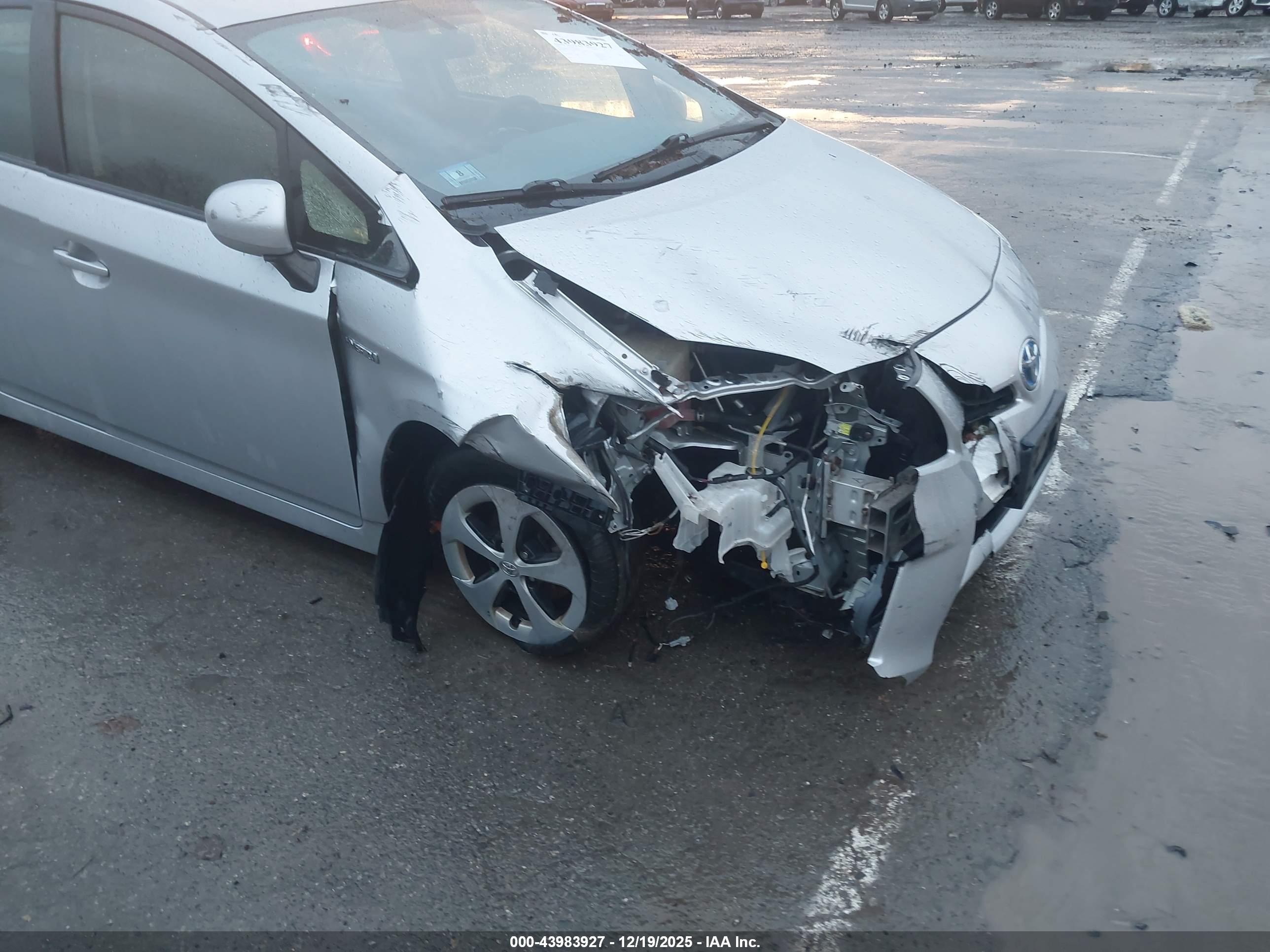 TOYOTA PRIUS image 6