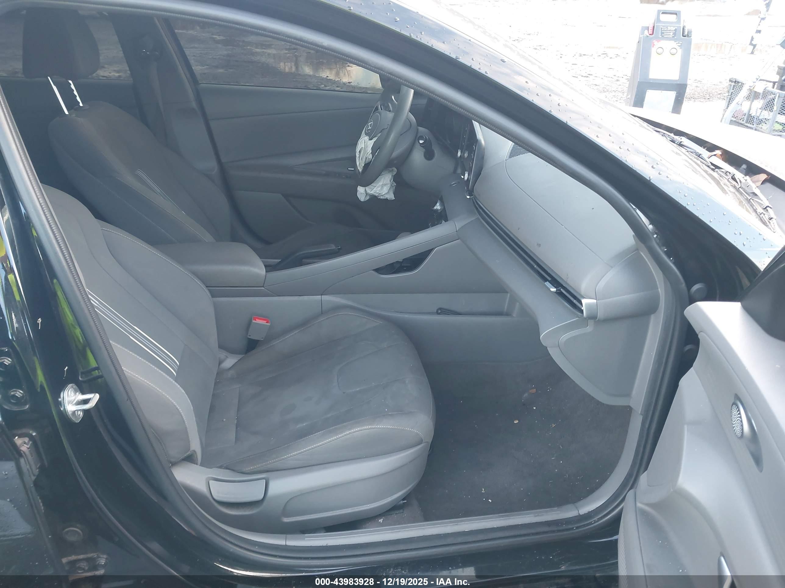 HYUNDAI ELANTRA image 5