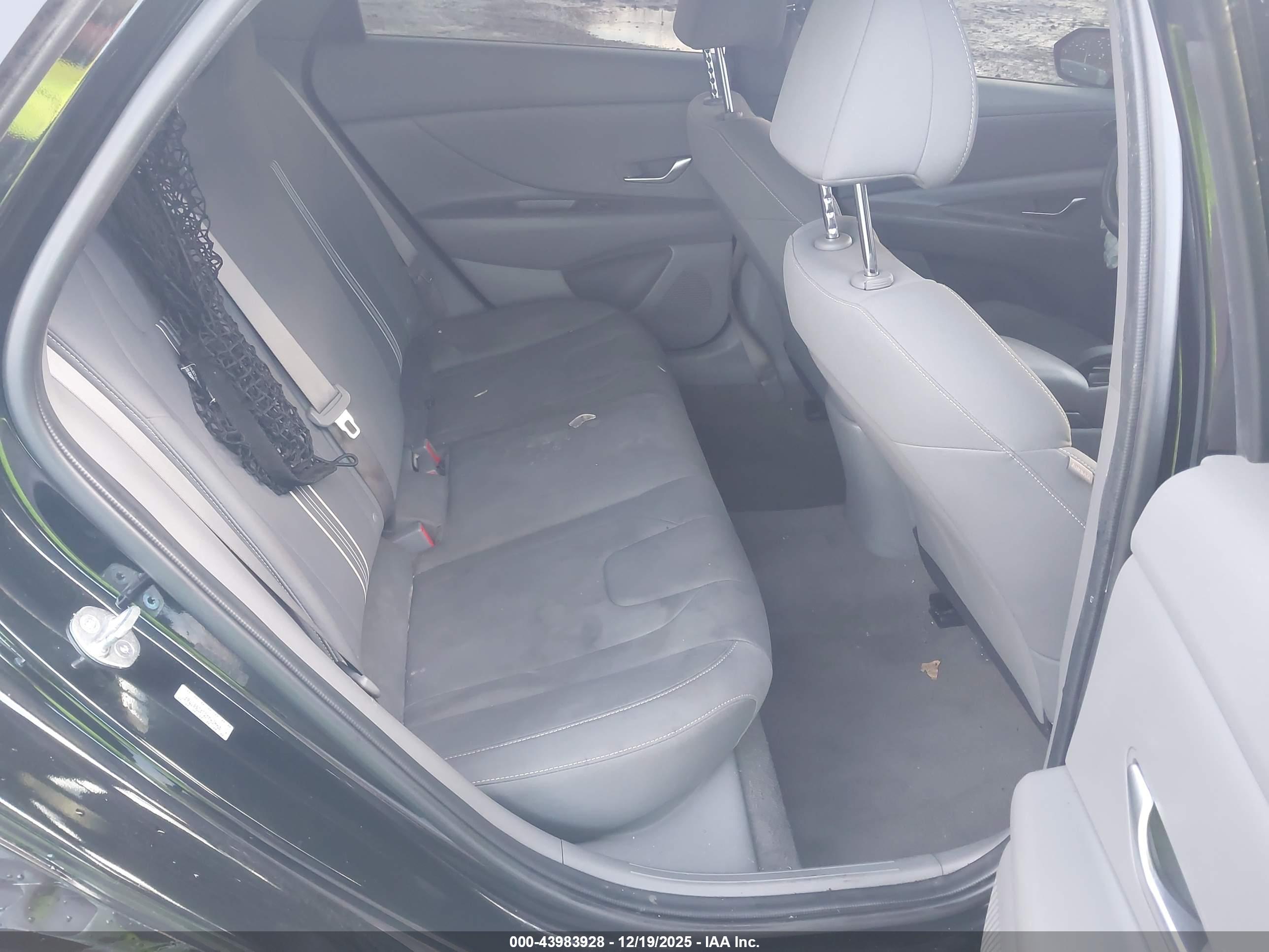 HYUNDAI ELANTRA image 8