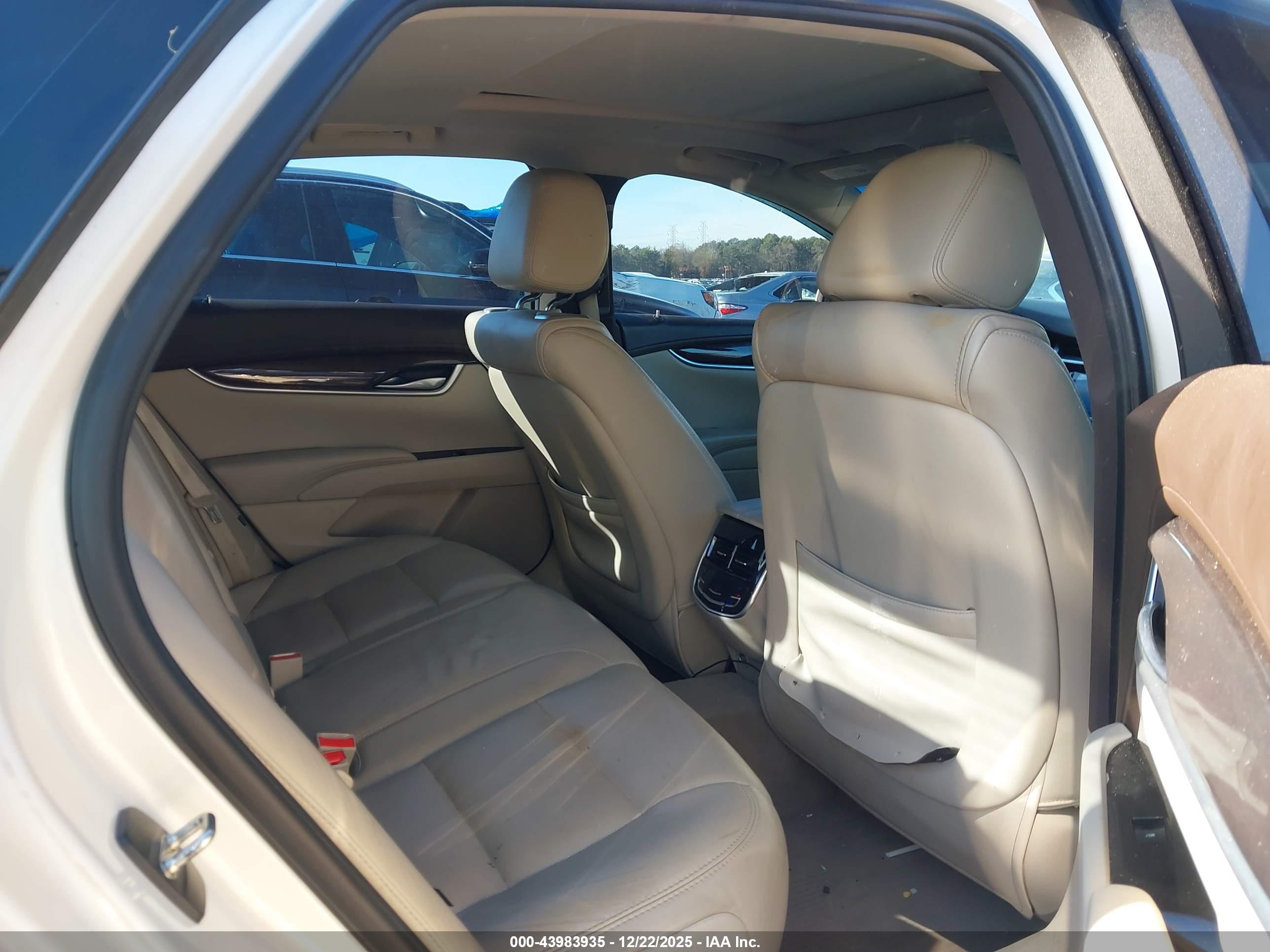 CADILLAC XTS image 8