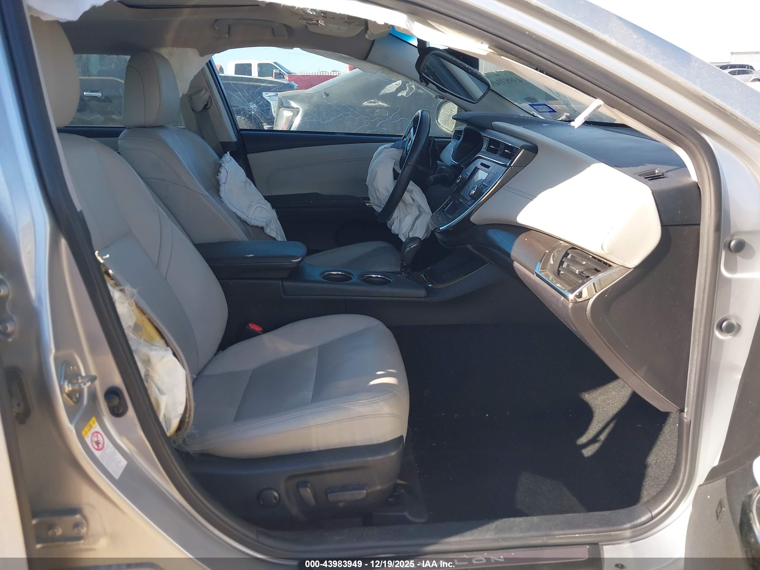 TOYOTA AVALON image 5