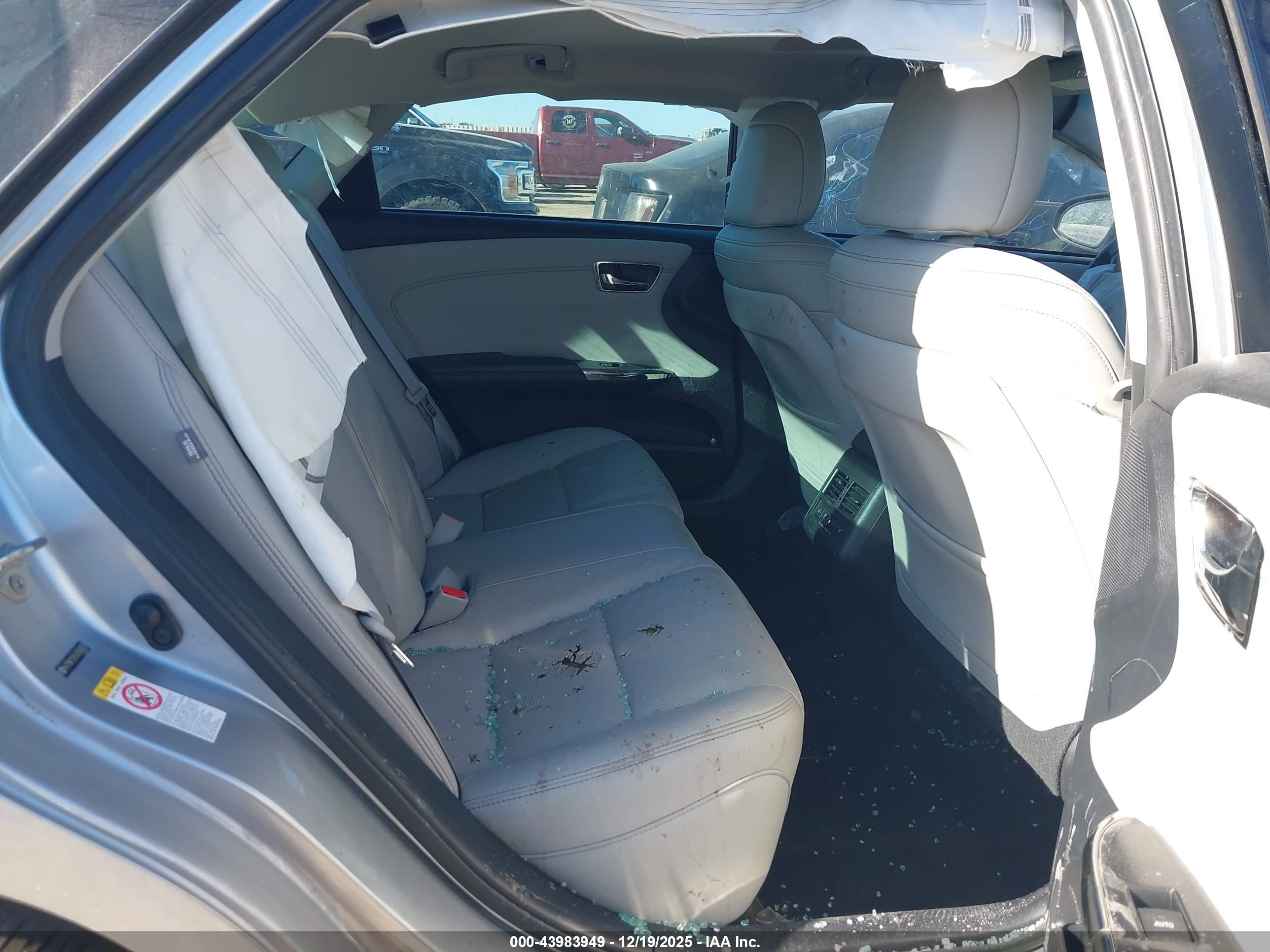 TOYOTA AVALON image 8