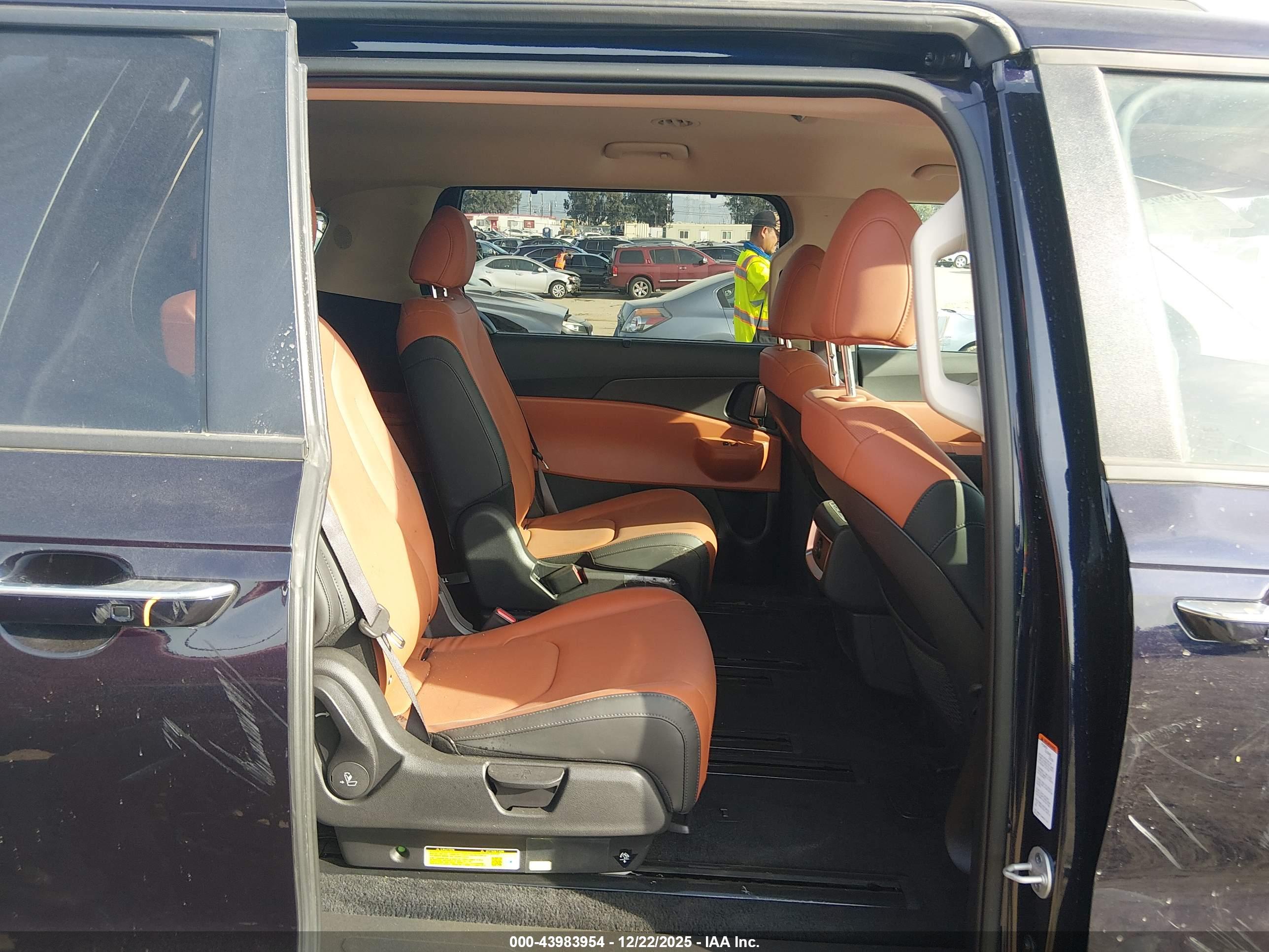 KIA CARNIVAL image 8