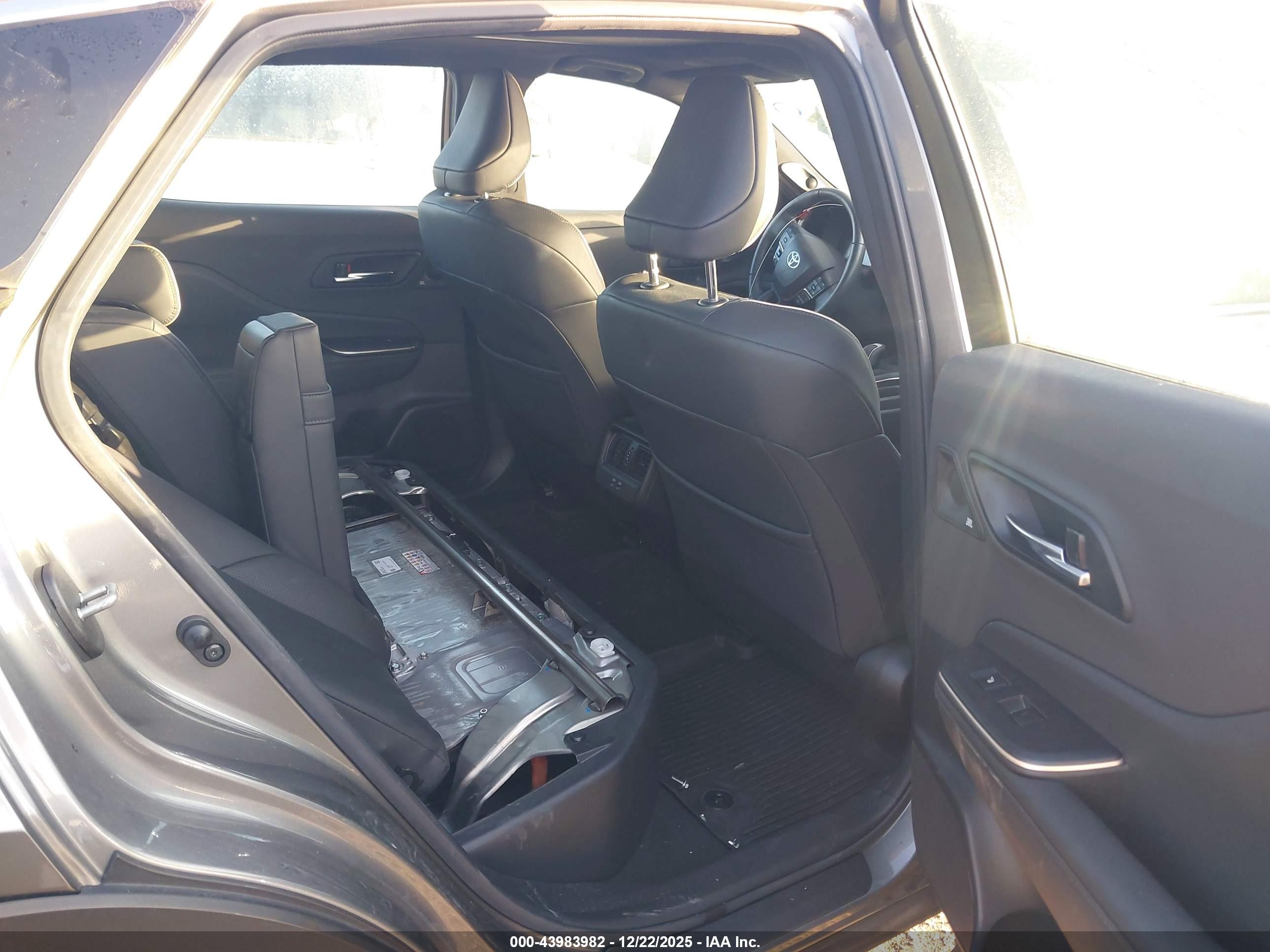 TOYOTA CROWN image 8