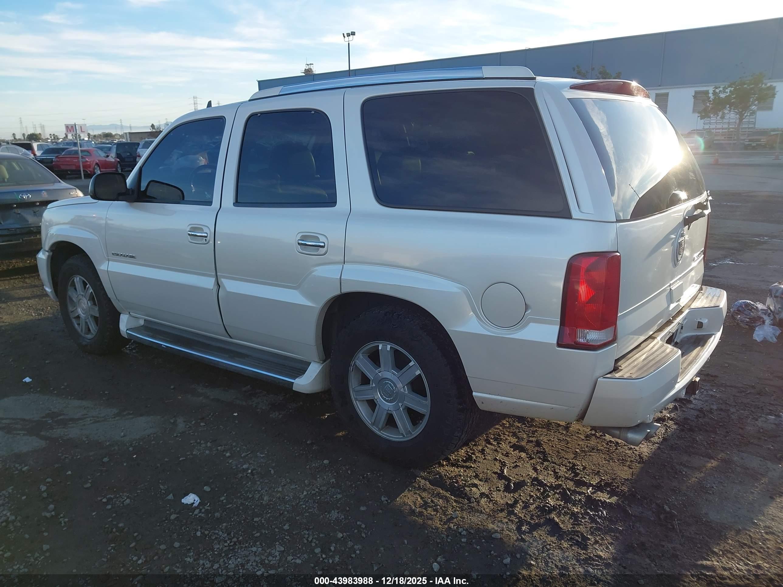 CADILLAC ESCALADE image 3