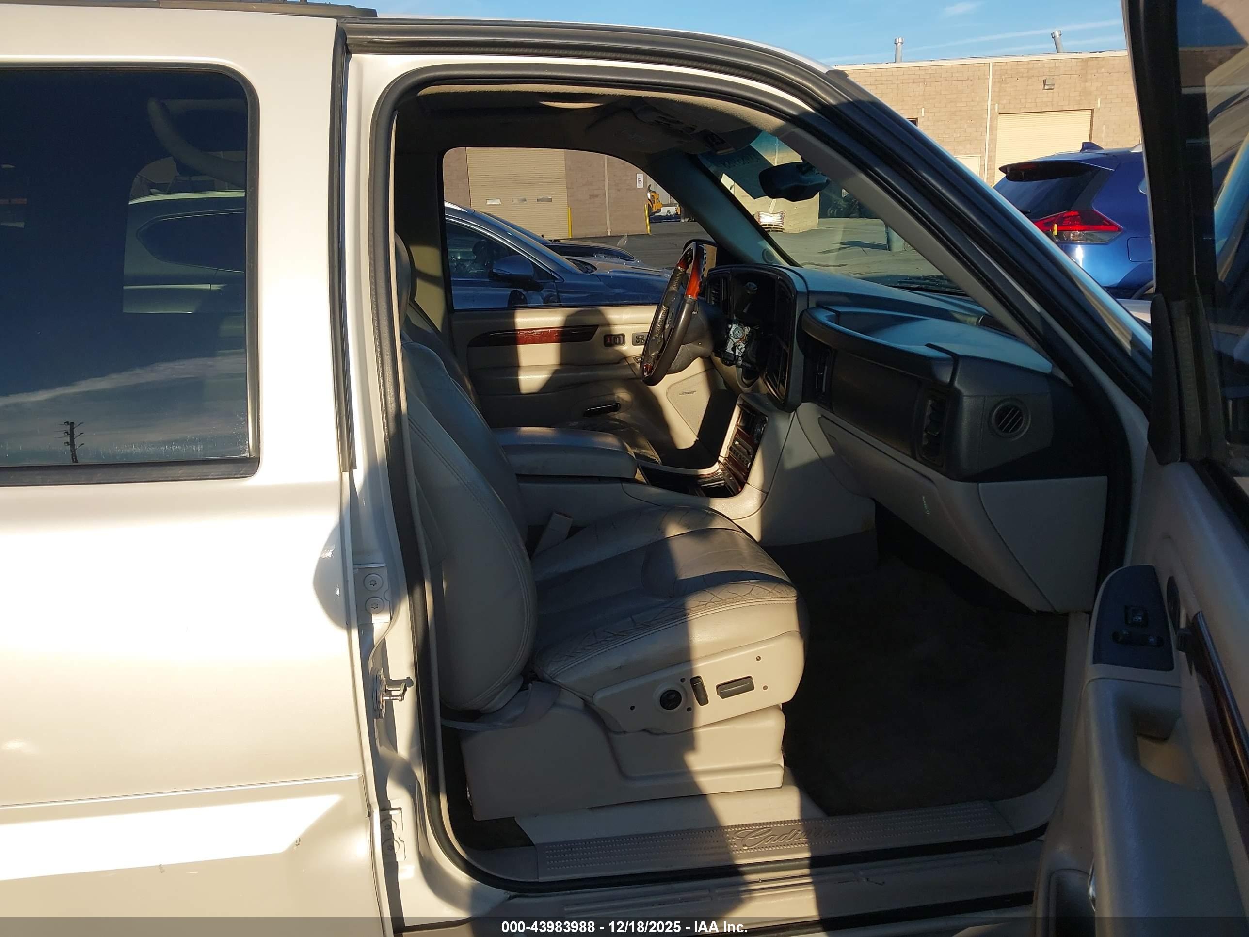 CADILLAC ESCALADE image 5