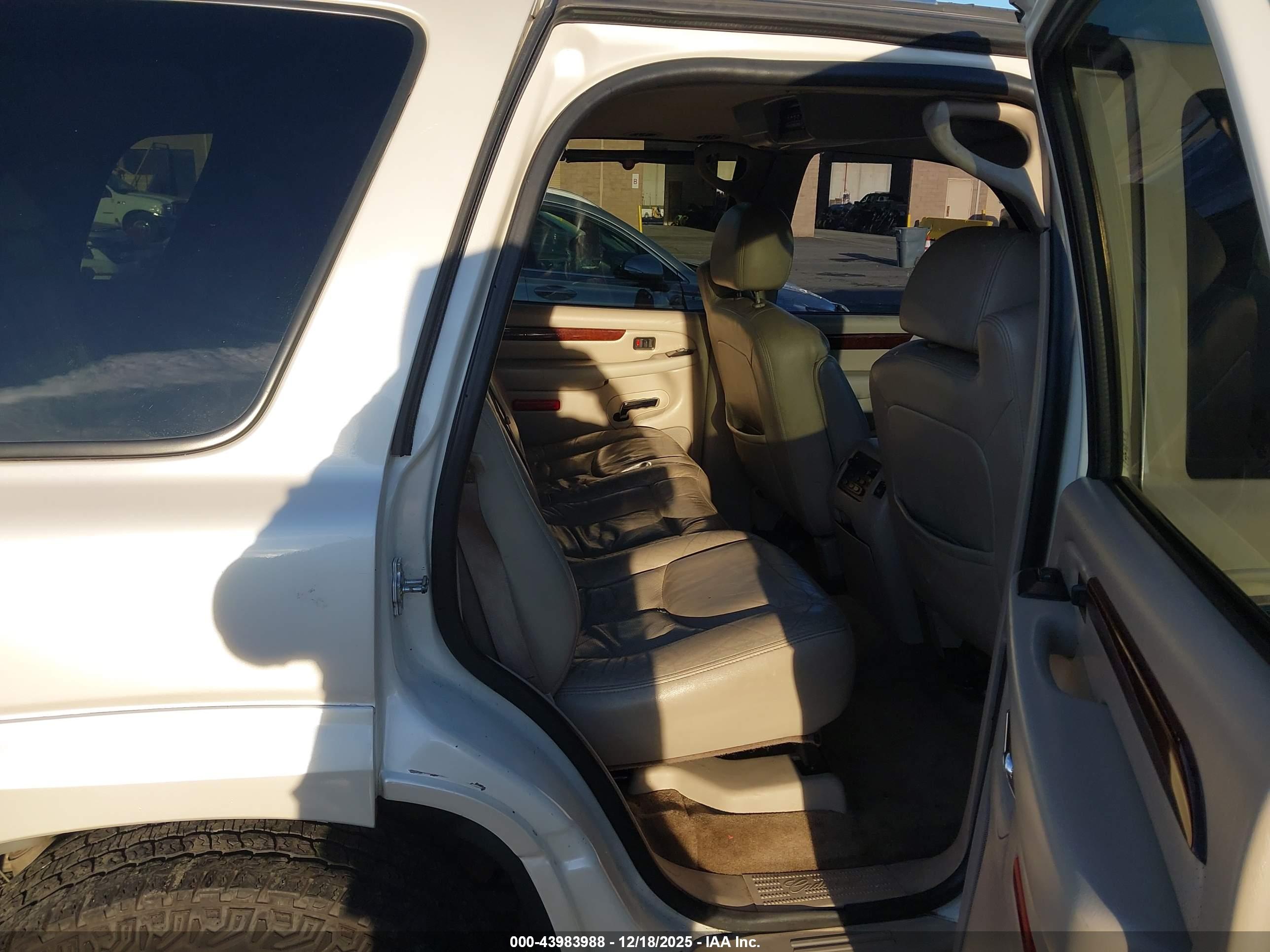 CADILLAC ESCALADE image 8