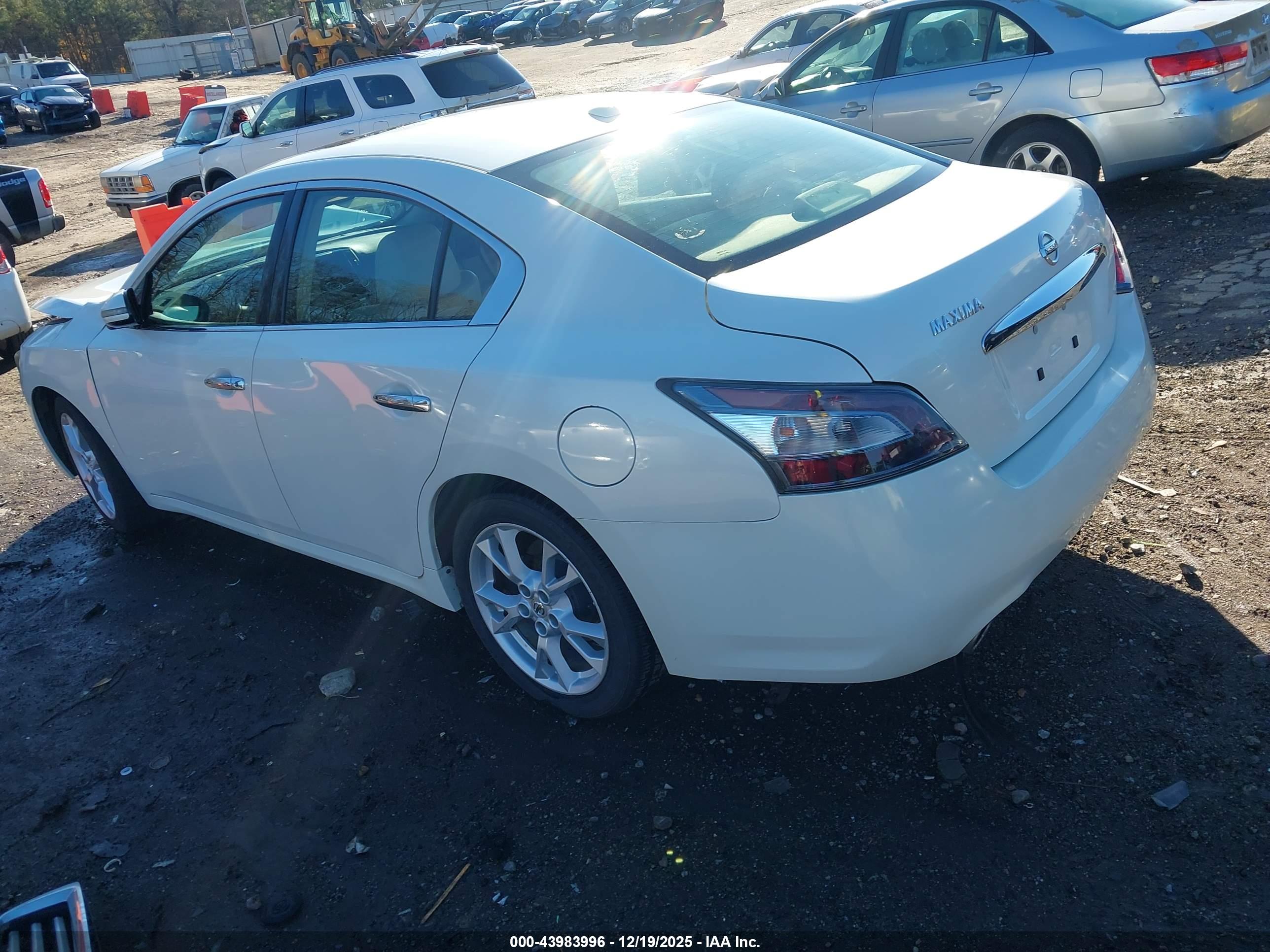 NISSAN MAXIMA image 3