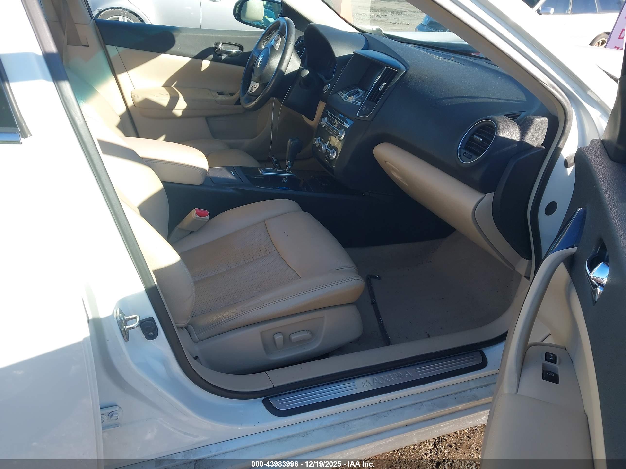 NISSAN MAXIMA image 5