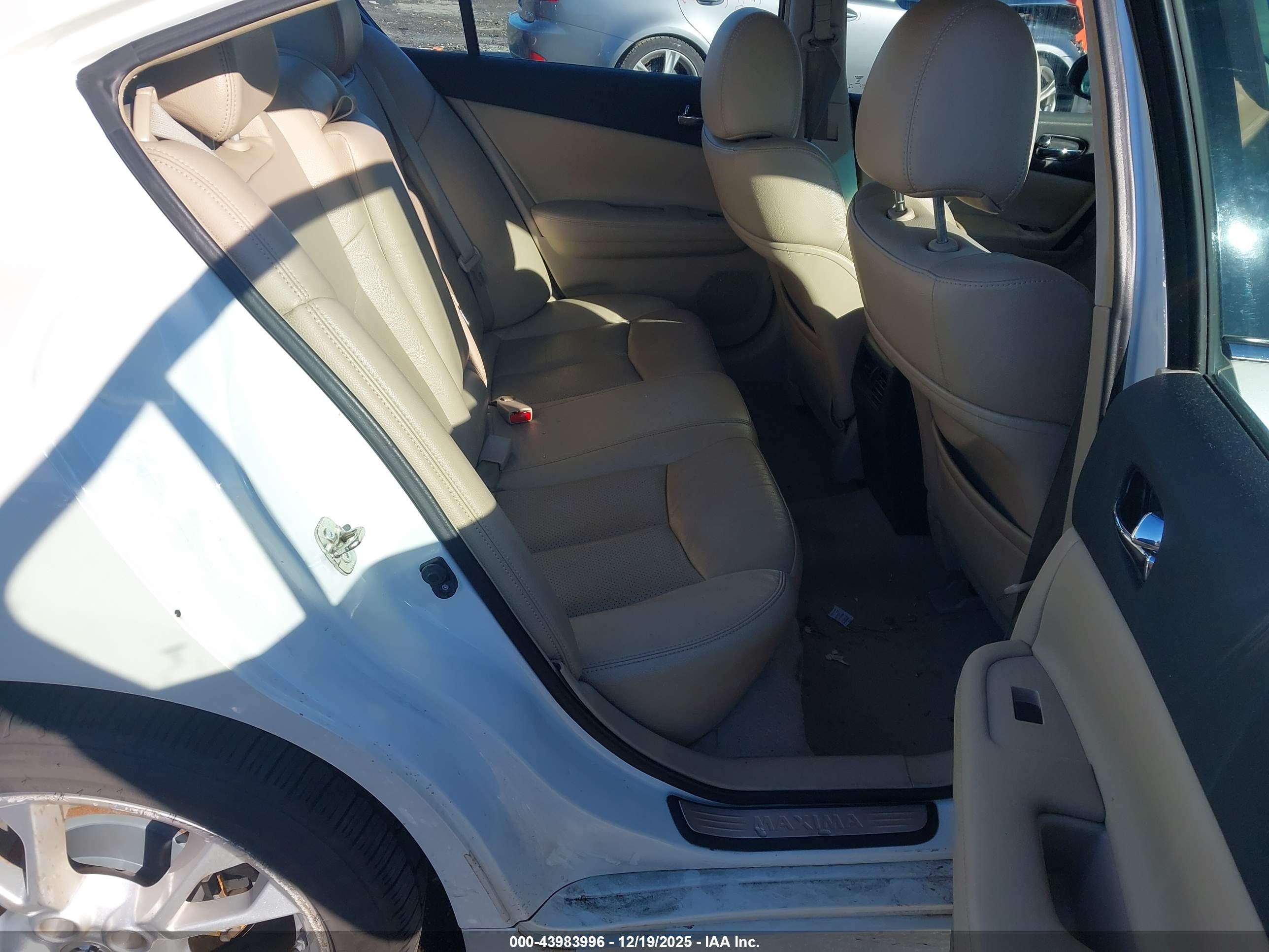 NISSAN MAXIMA image 8