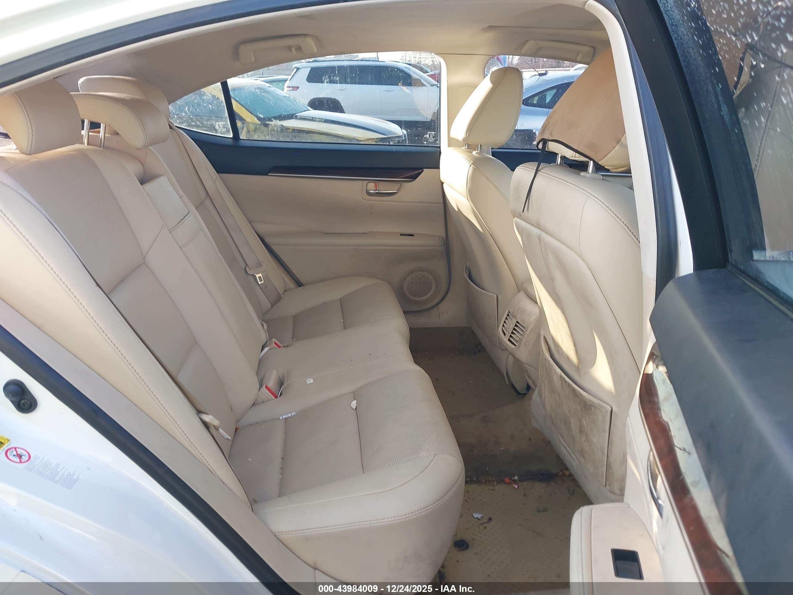 LEXUS ES image 8
