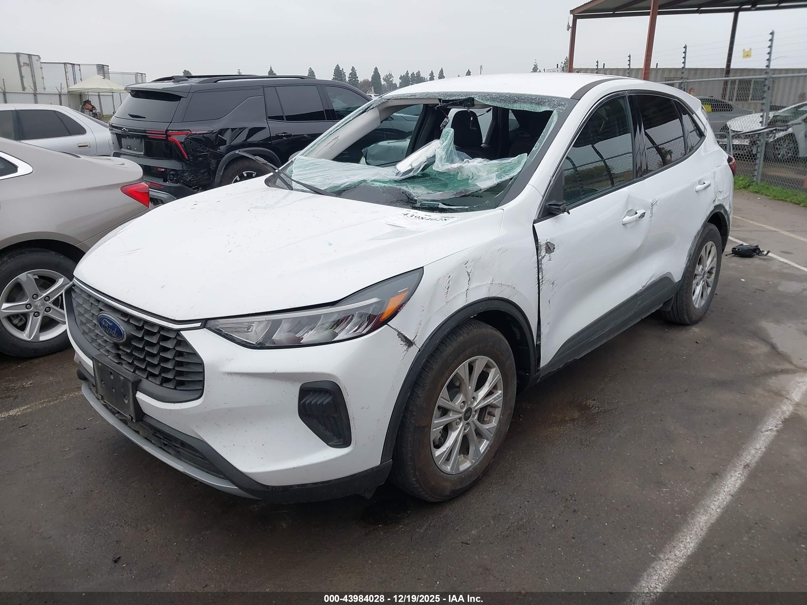 FORD ESCAPE image 2