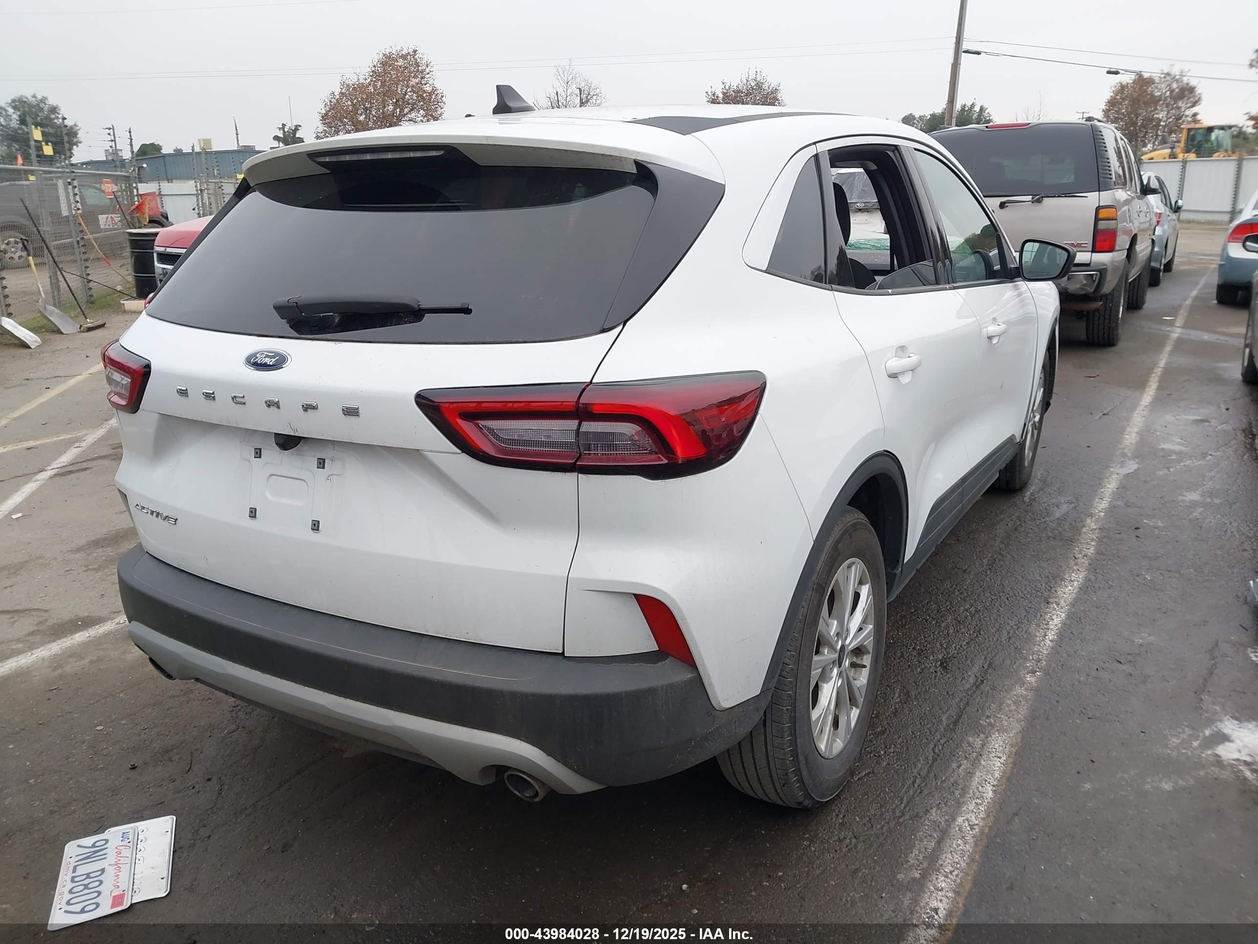 FORD ESCAPE image 4