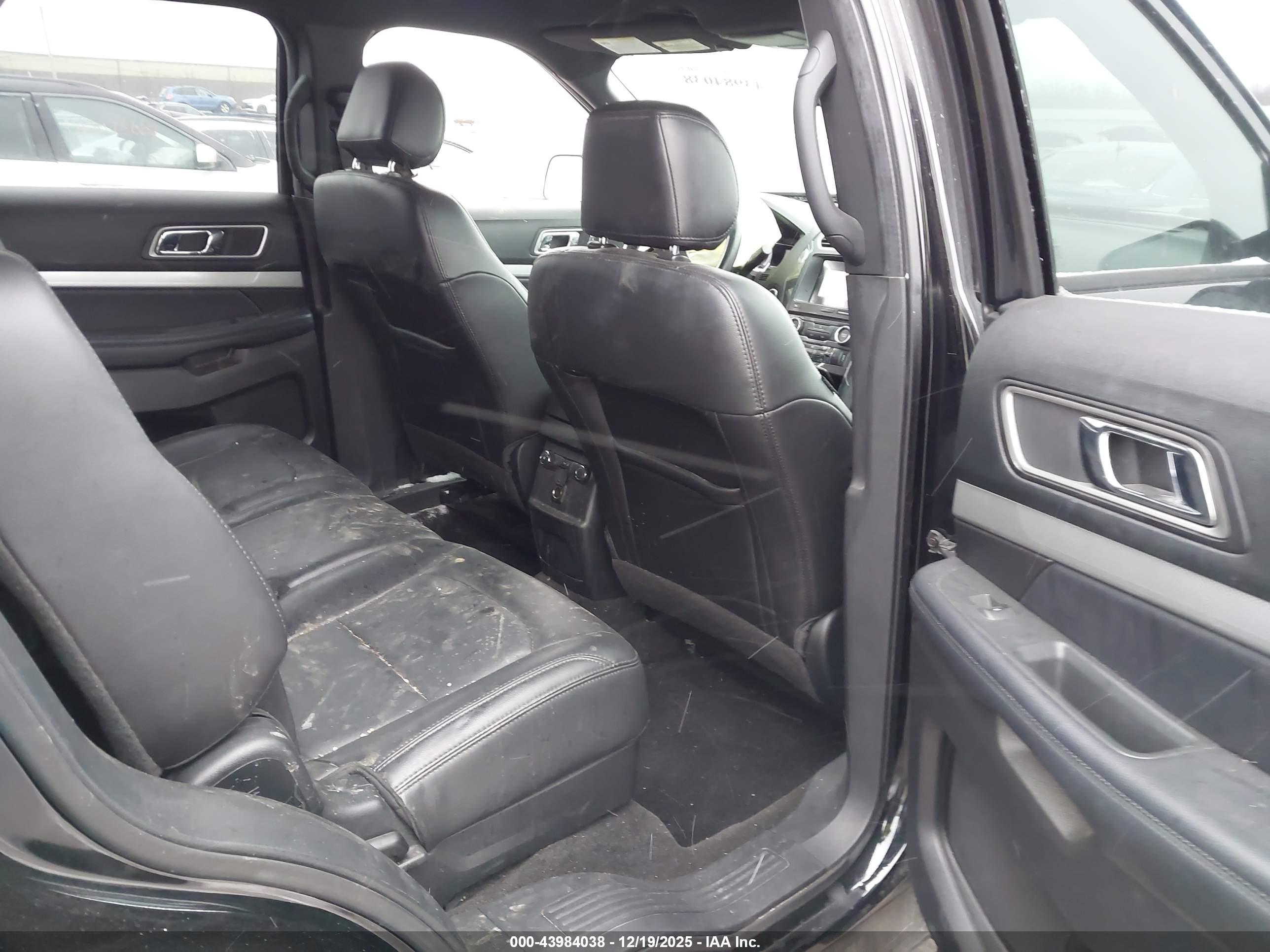 FORD EXPLORER image 8