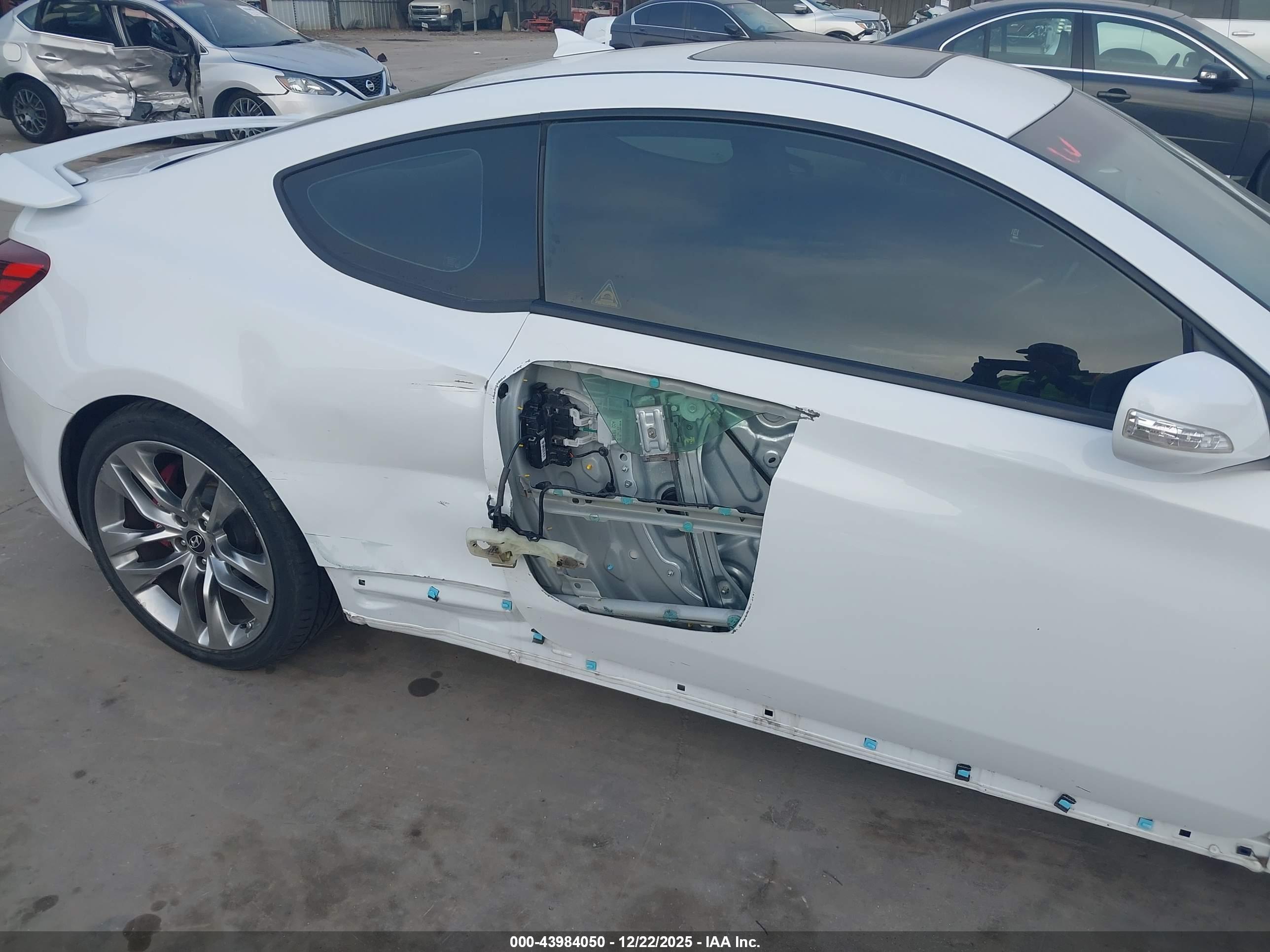 HYUNDAI GENESIS image 6