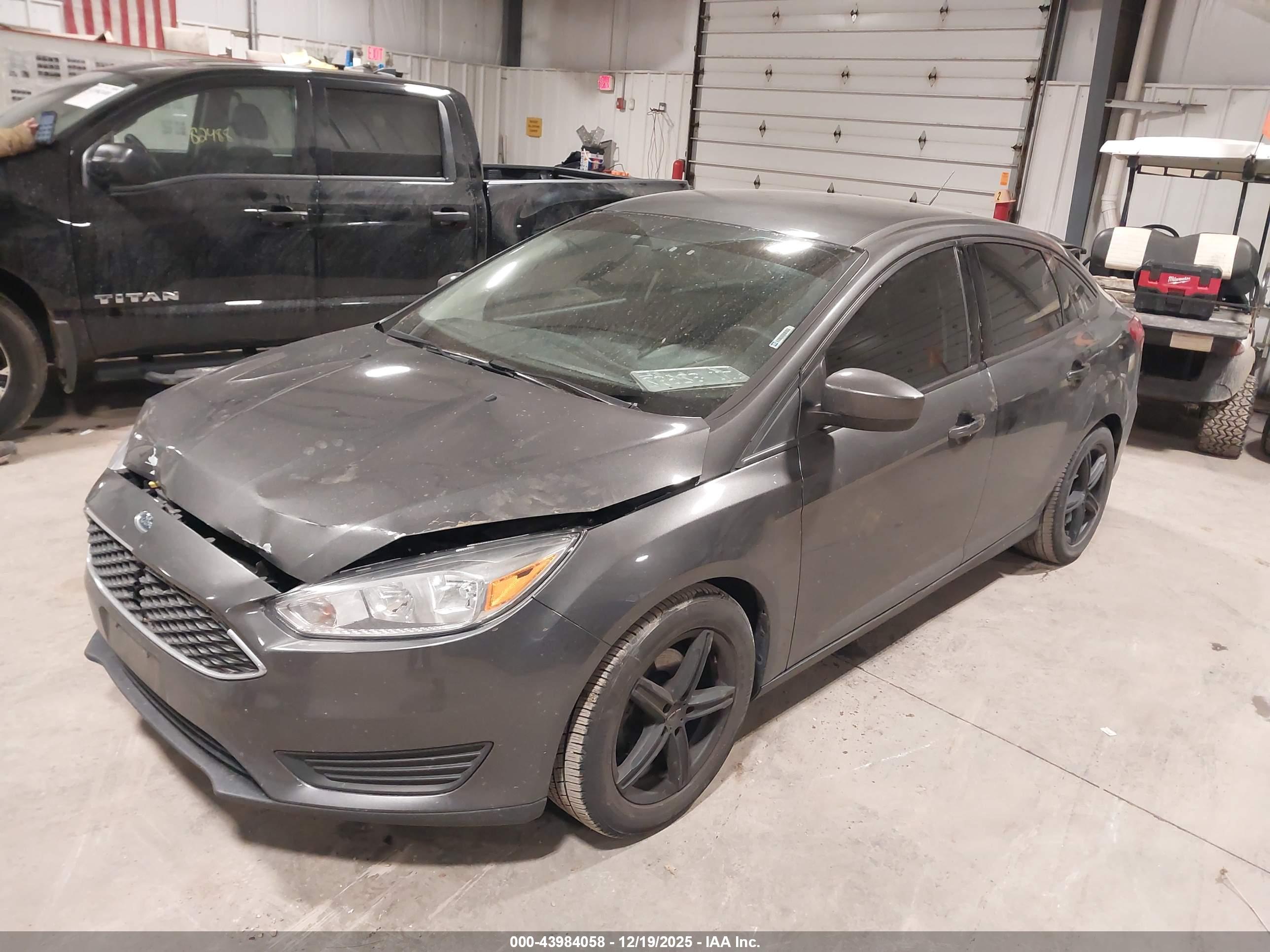 FORD FOCUS image 2