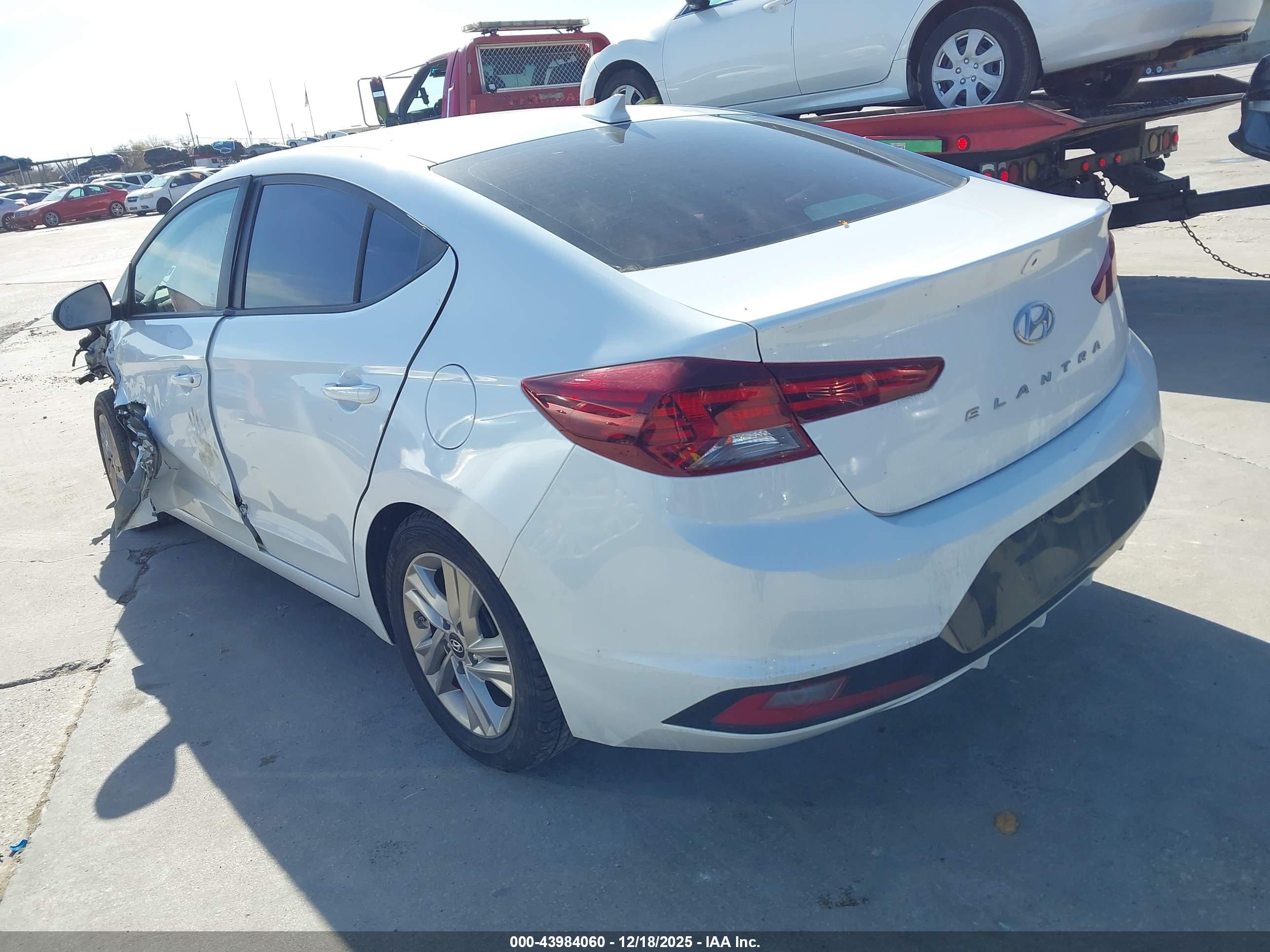 HYUNDAI ELANTRA image 3