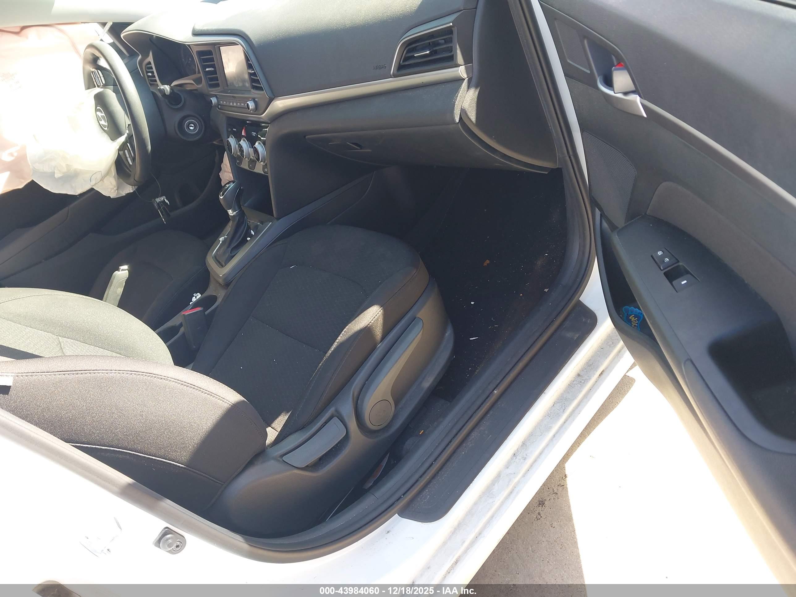 HYUNDAI ELANTRA image 5