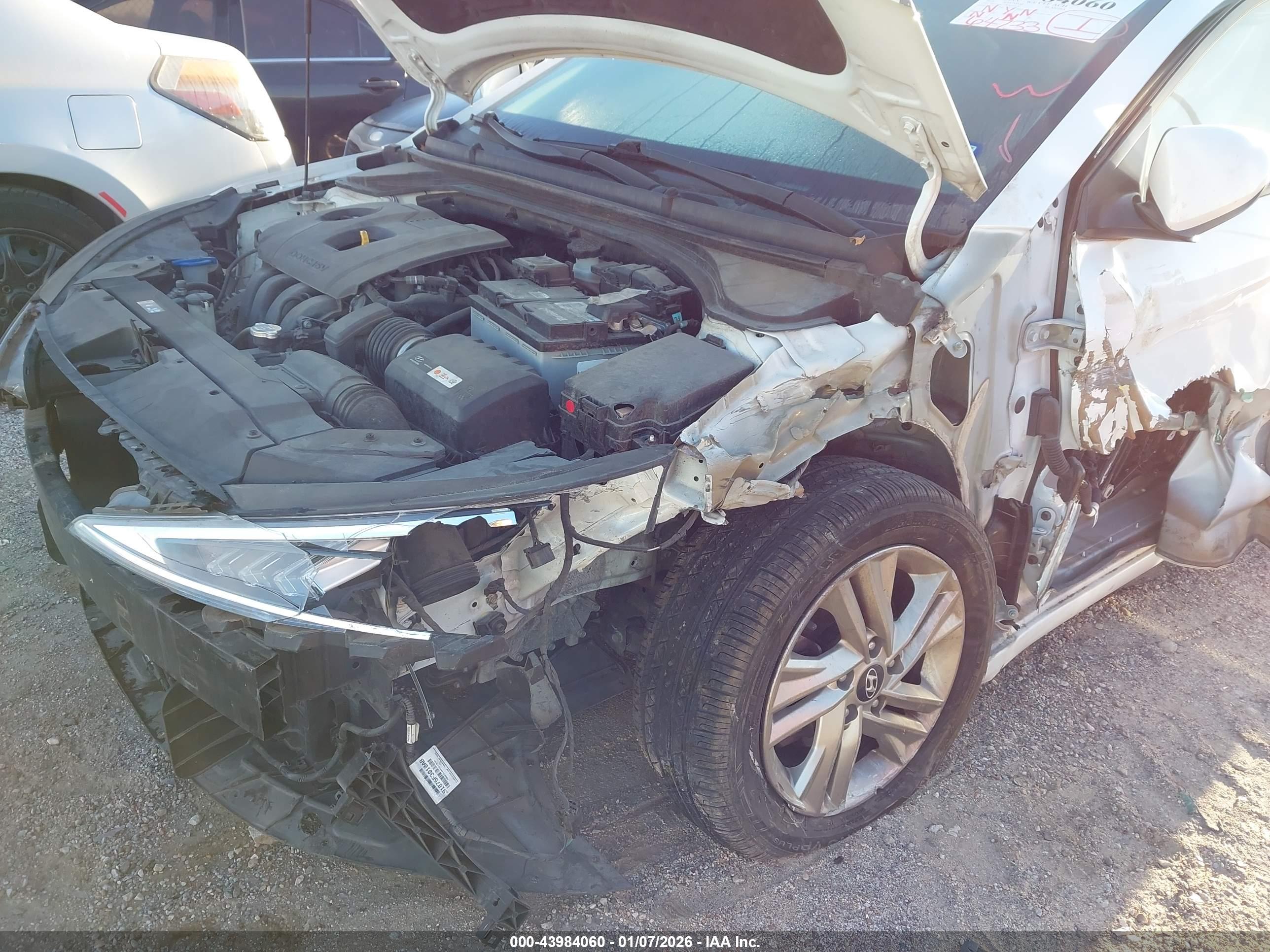HYUNDAI ELANTRA image 6