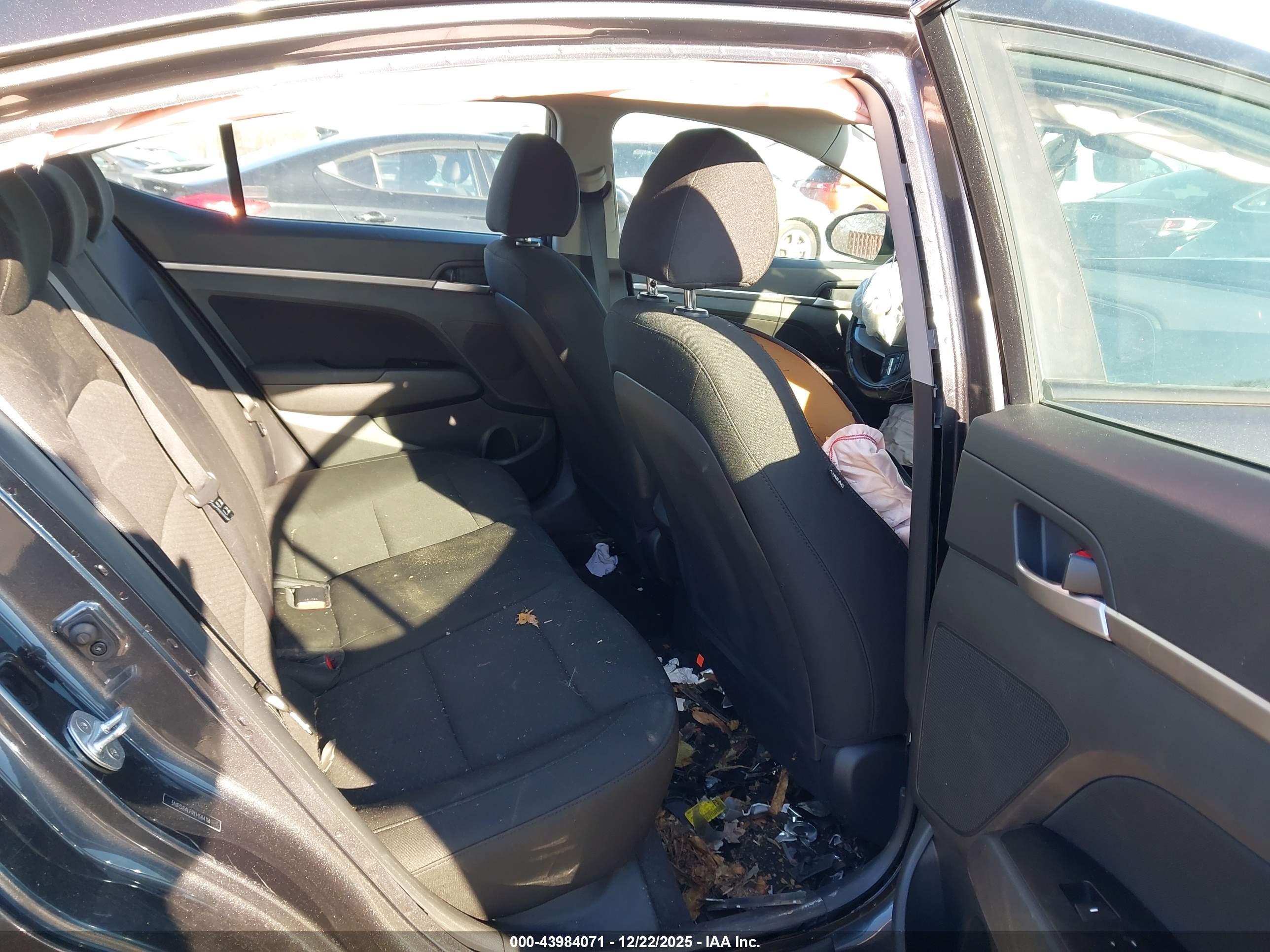 HYUNDAI ELANTRA image 8