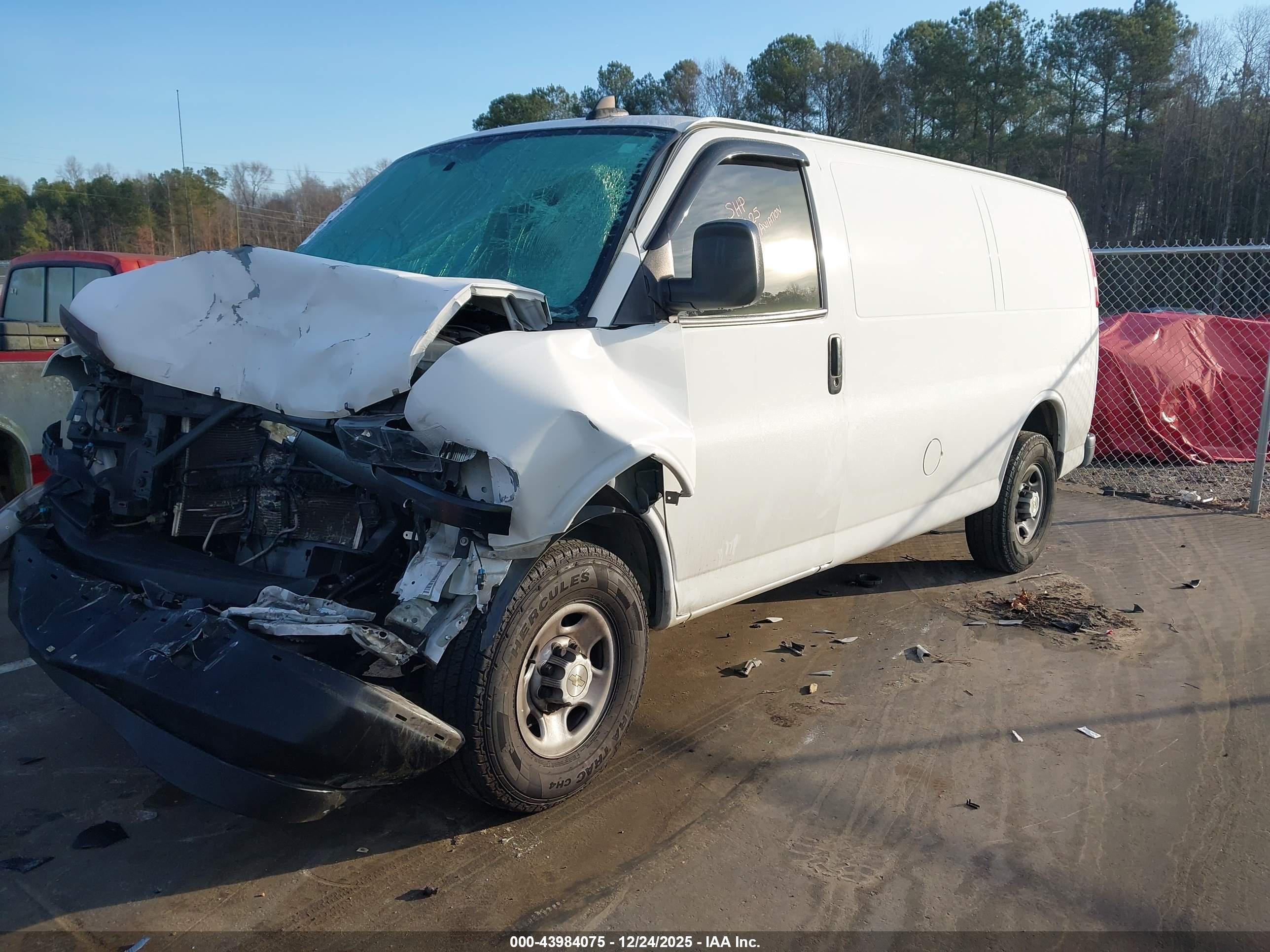 CHEVROLET EXPRESS image 2