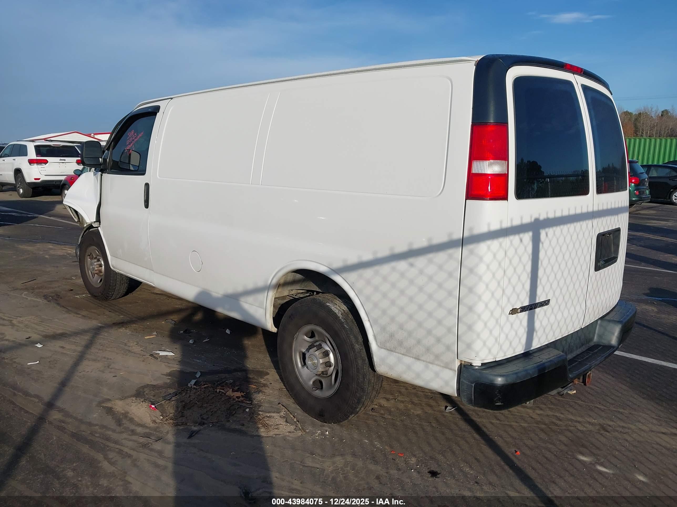 CHEVROLET EXPRESS image 3
