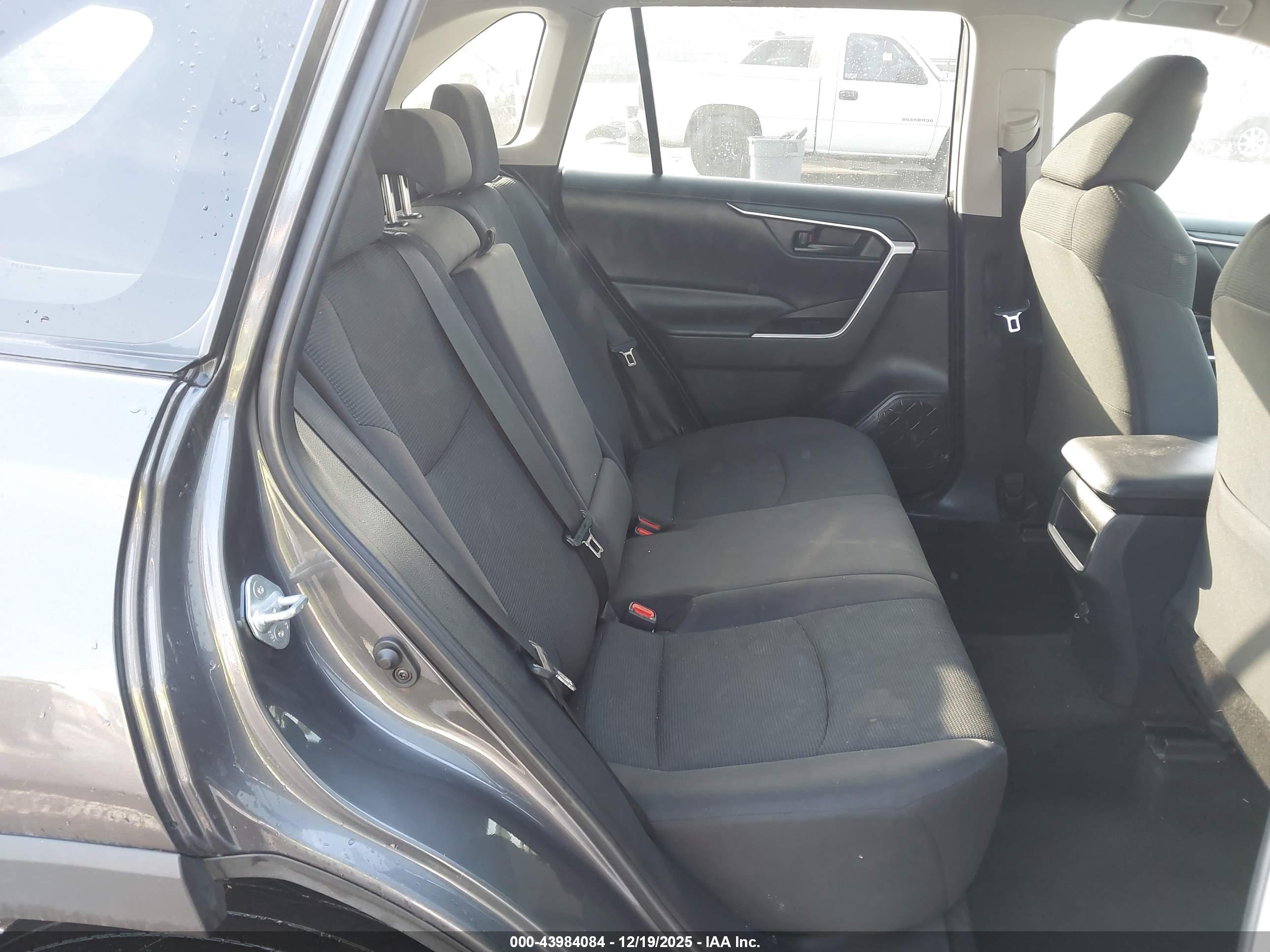 TOYOTA RAV4 image 8