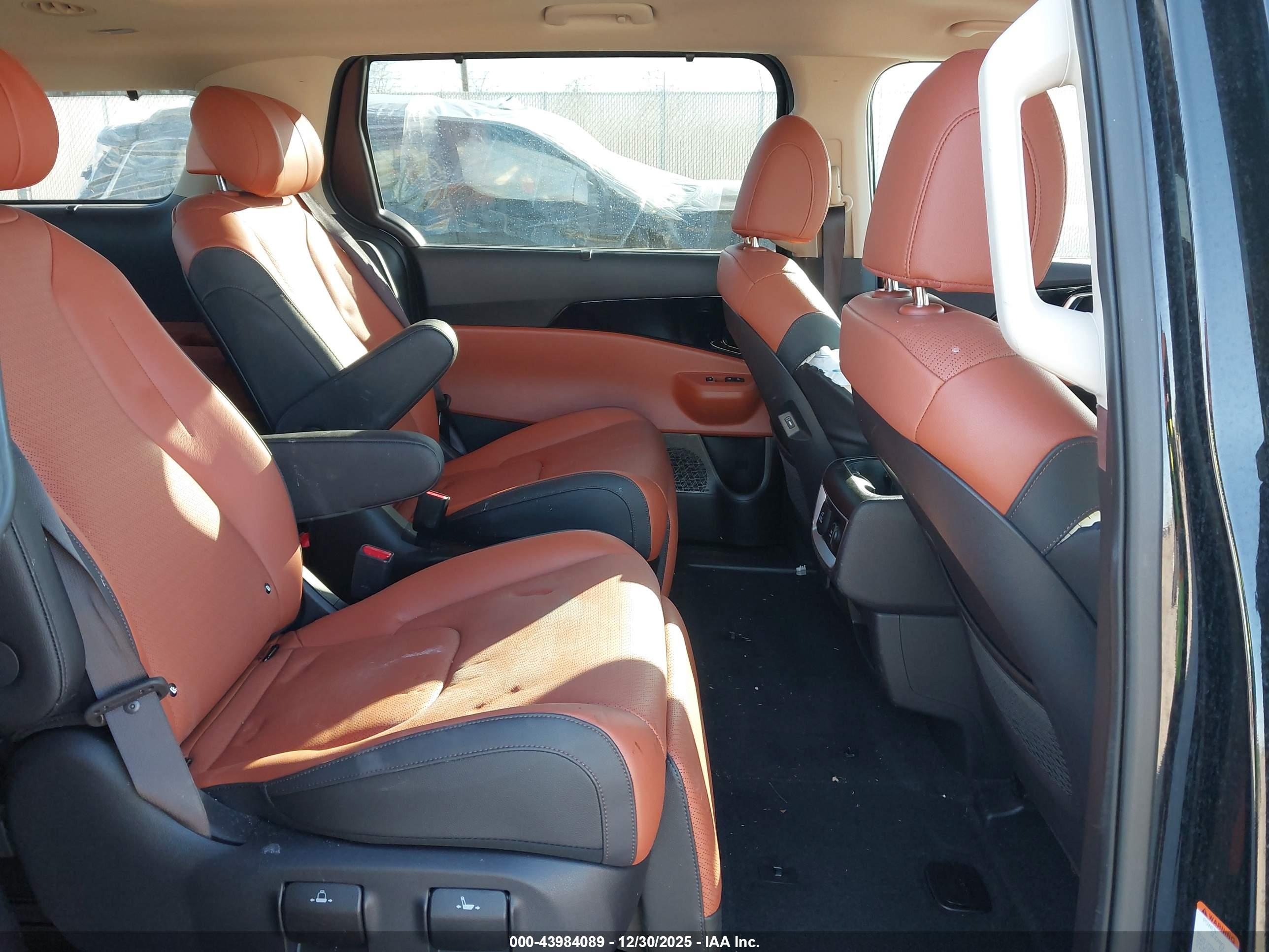KIA CARNIVAL image 8
