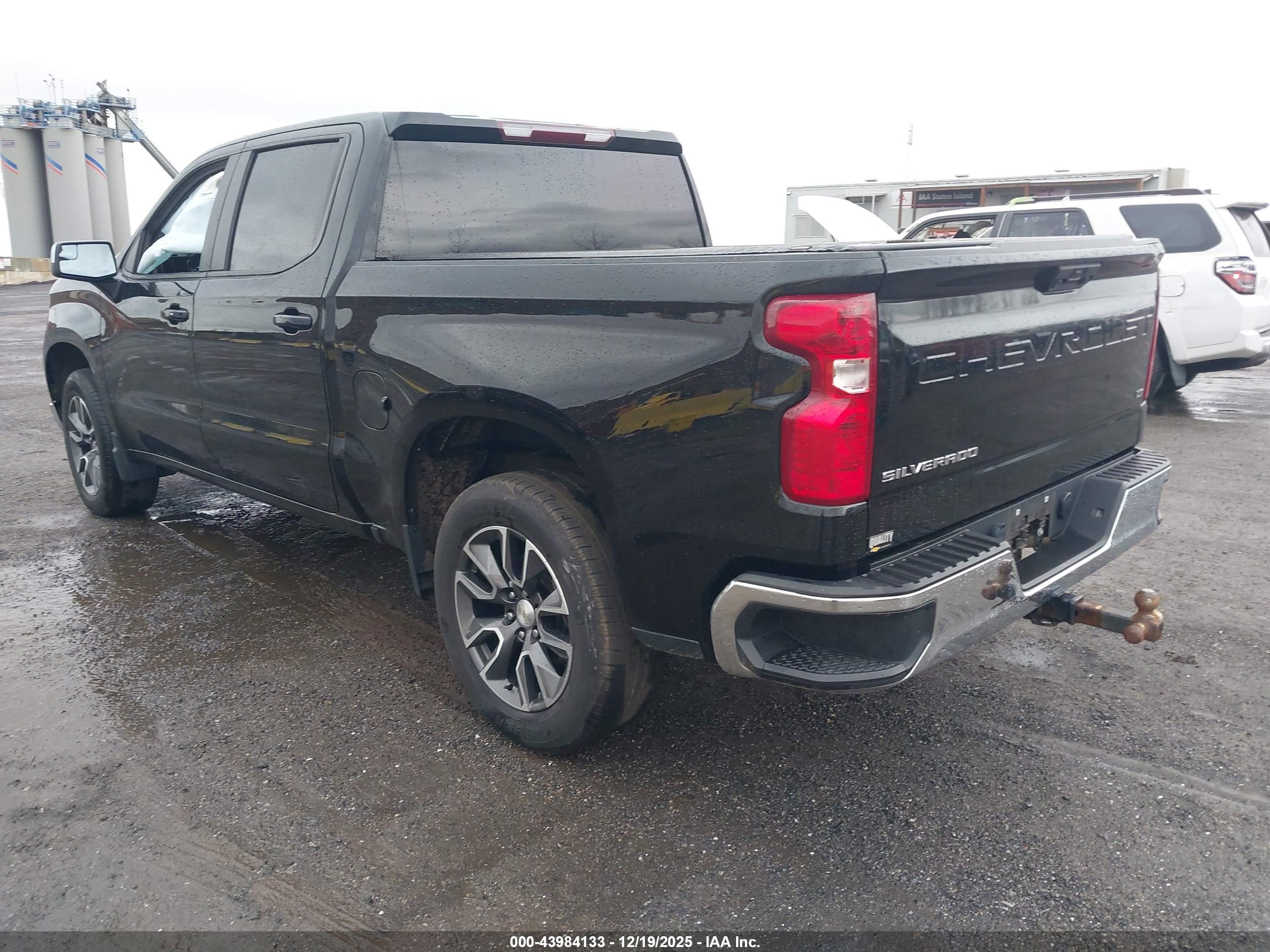 CHEVROLET SILVERADO image 3