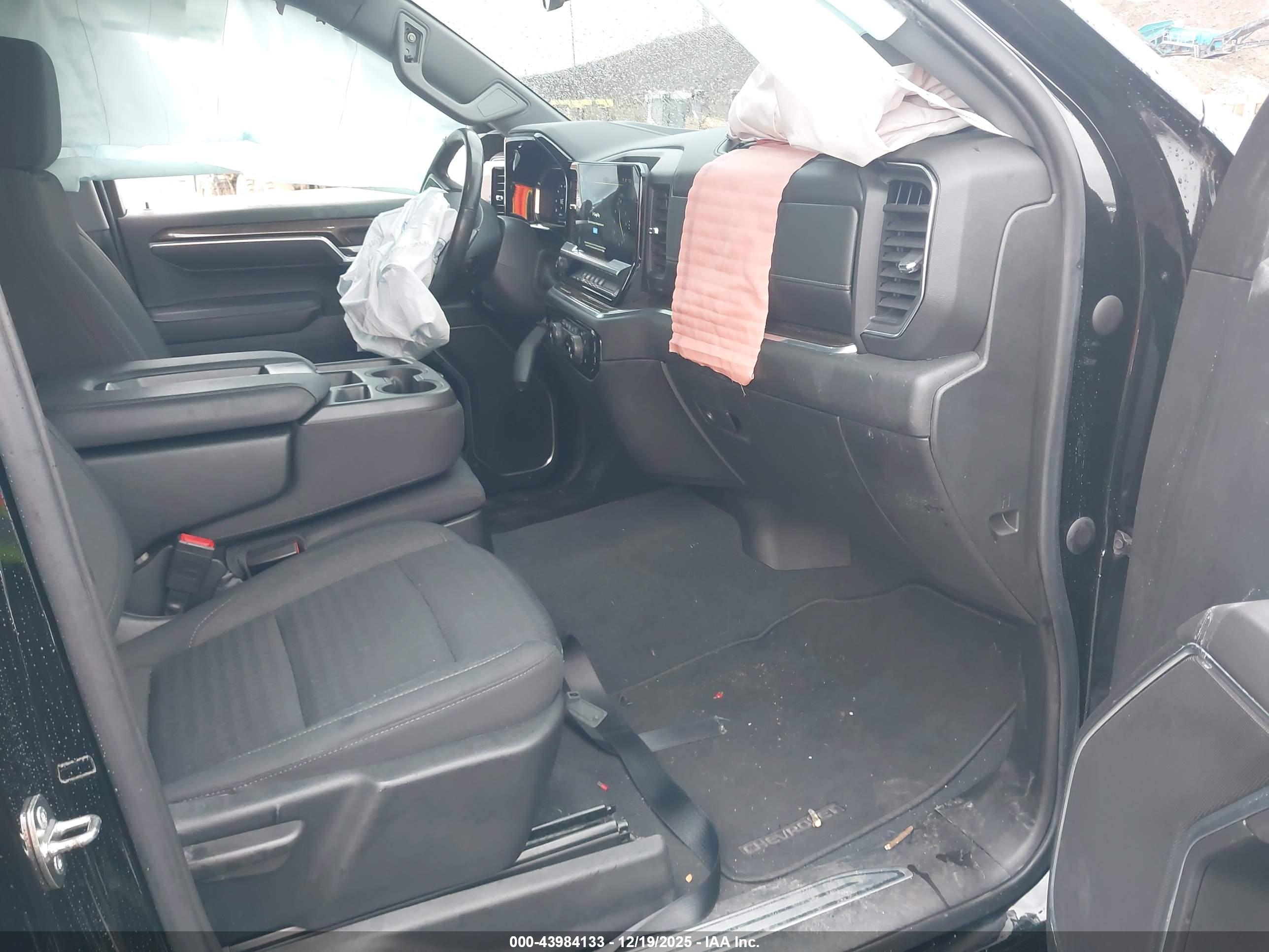 CHEVROLET SILVERADO image 5