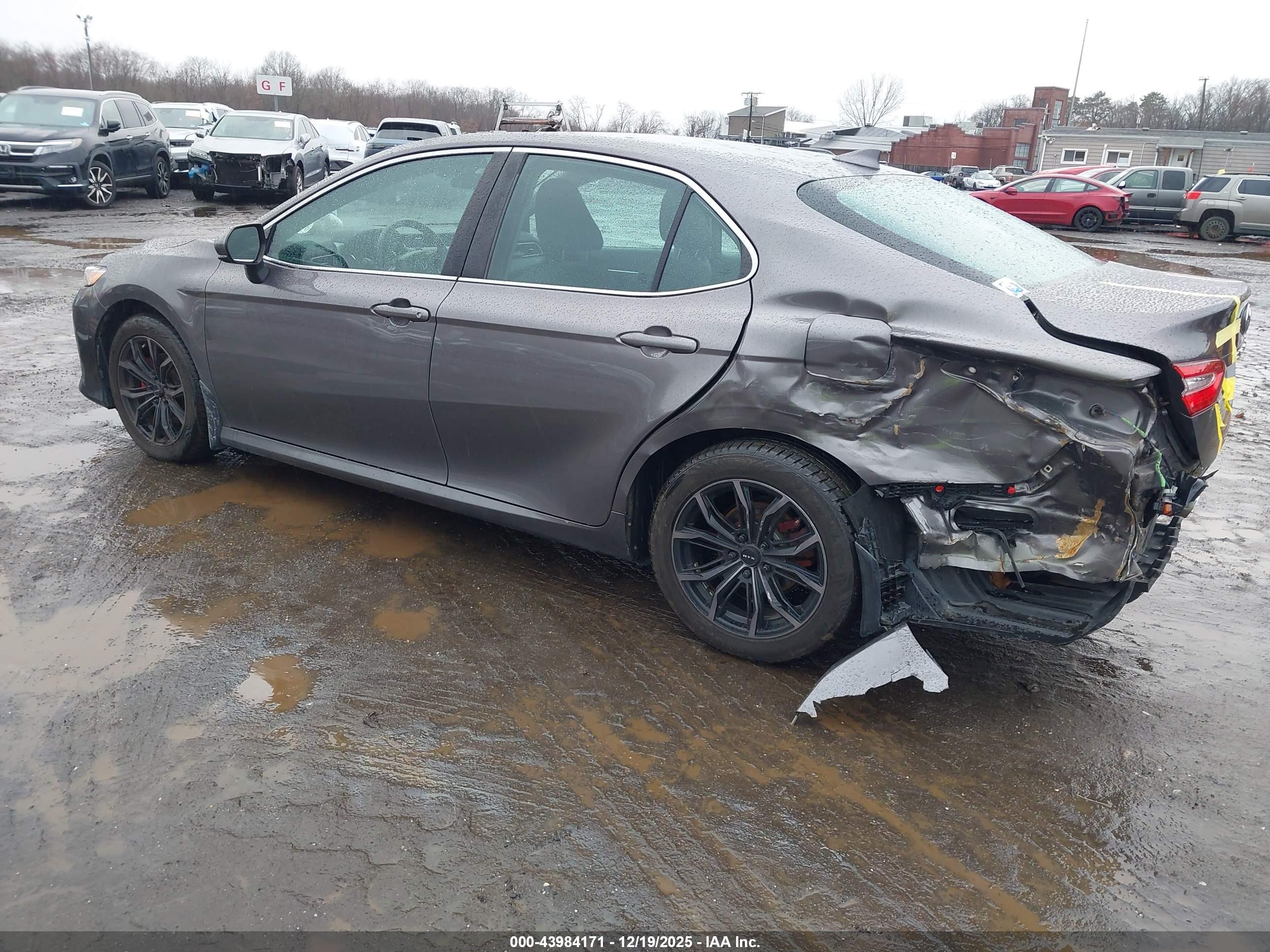TOYOTA CAMRY image 3
