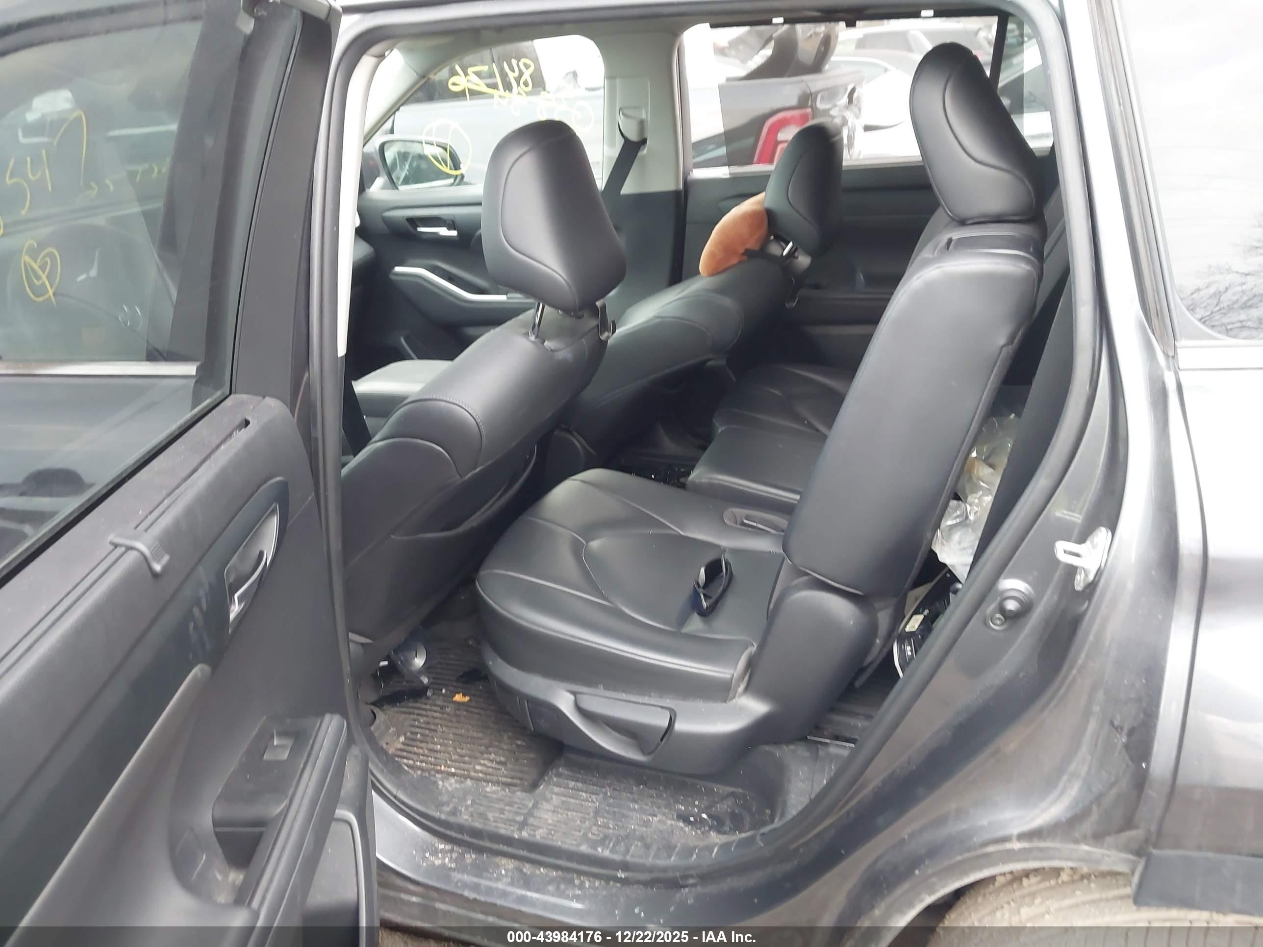 TOYOTA HIGHLANDER image 8