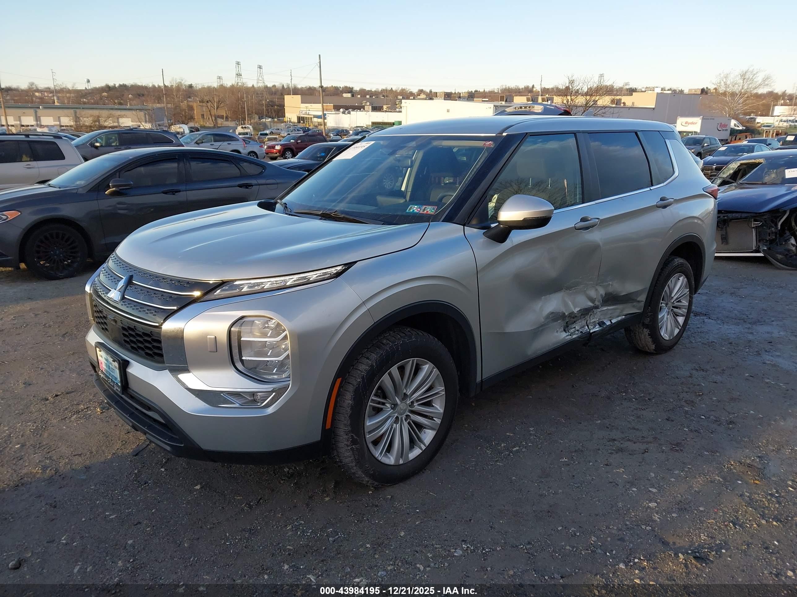 MITSUBISHI OUTLANDER image 2