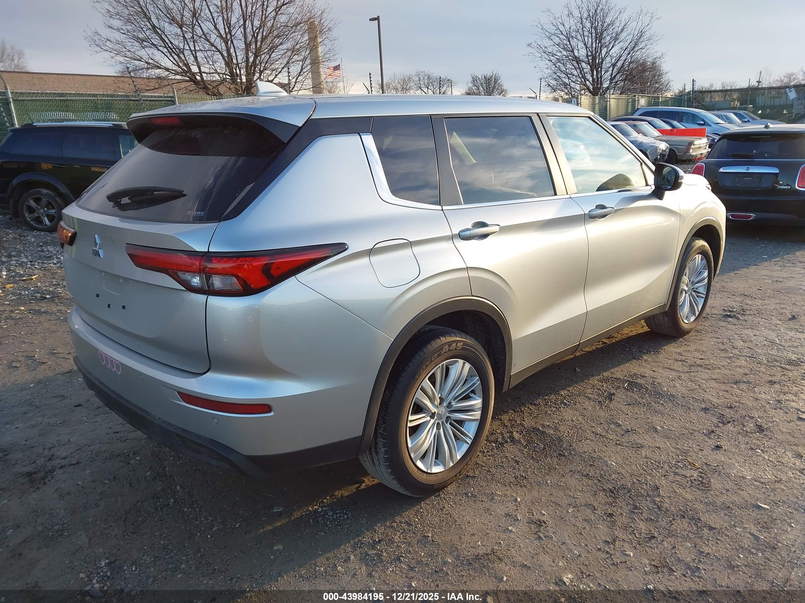 MITSUBISHI OUTLANDER image 4