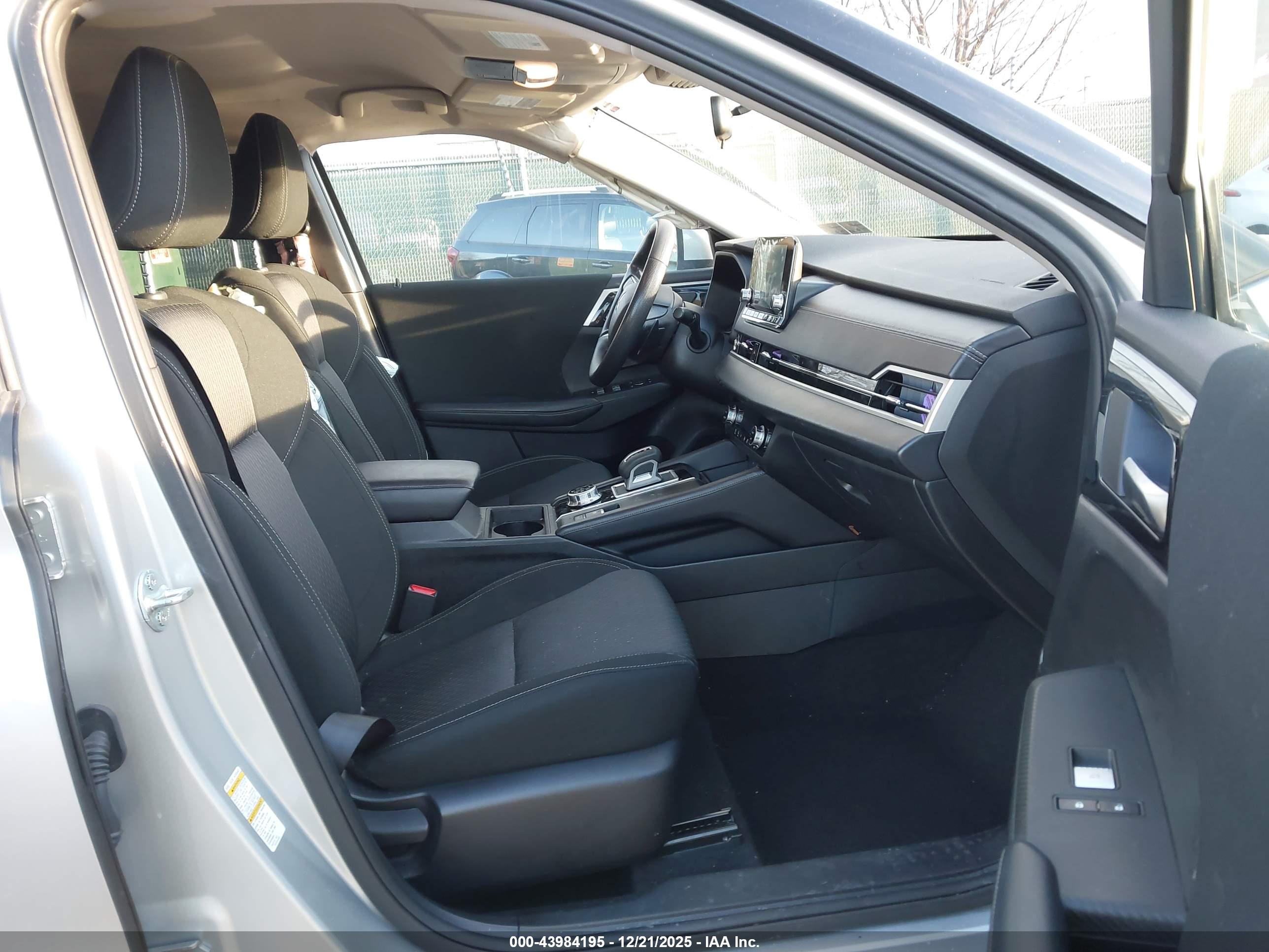 MITSUBISHI OUTLANDER image 5